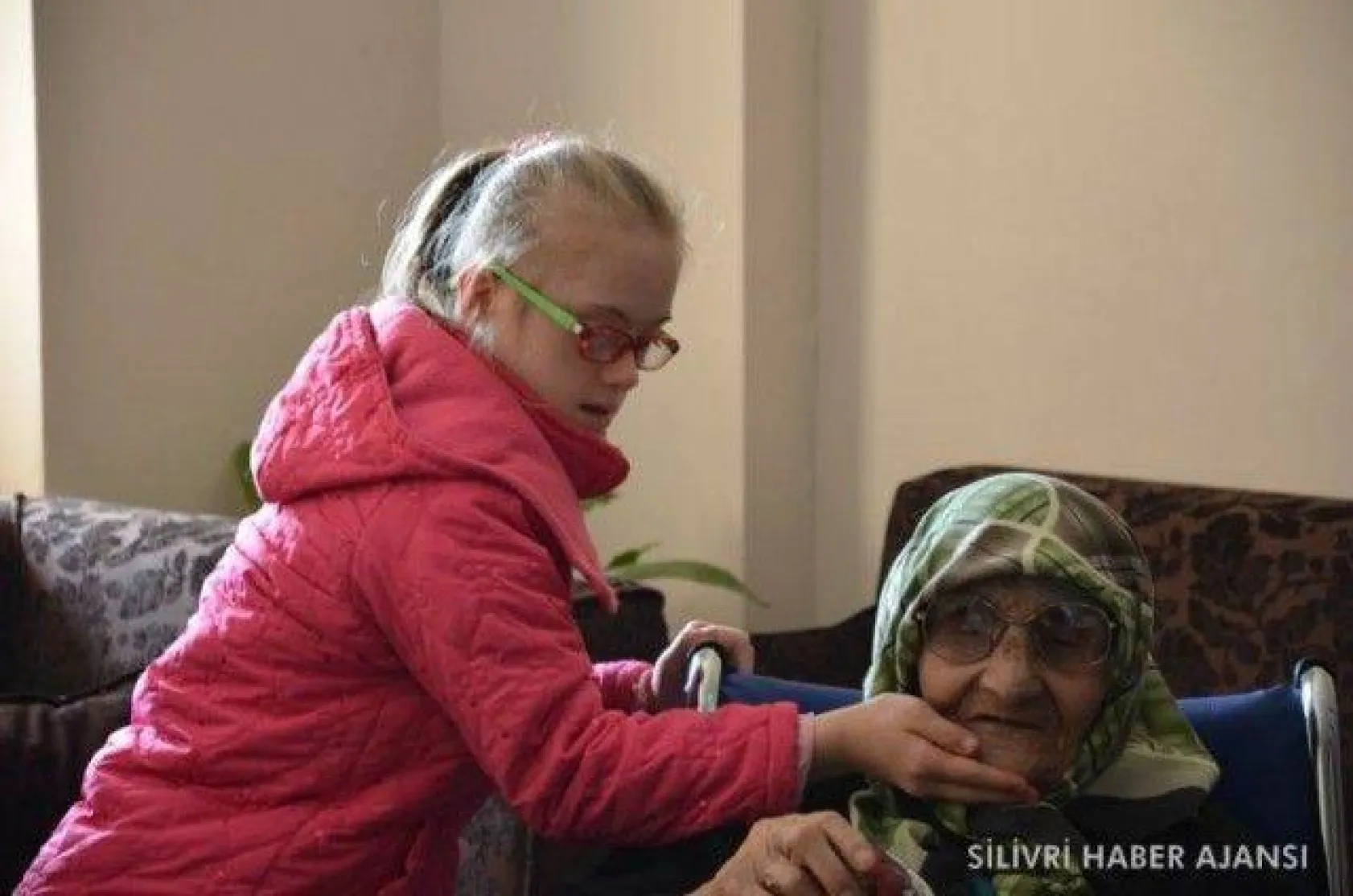 'Çağrışım' öğrencilerinden huzurevi ziyareti