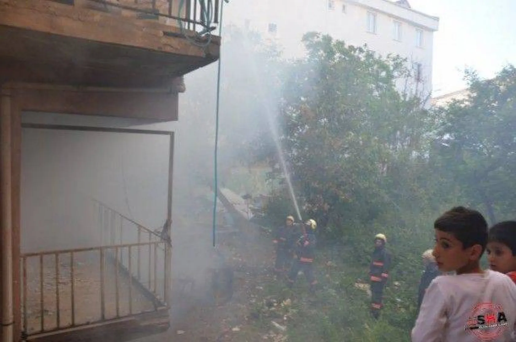 Yanan eski eşyalar sokak sakinlerini korkuttu