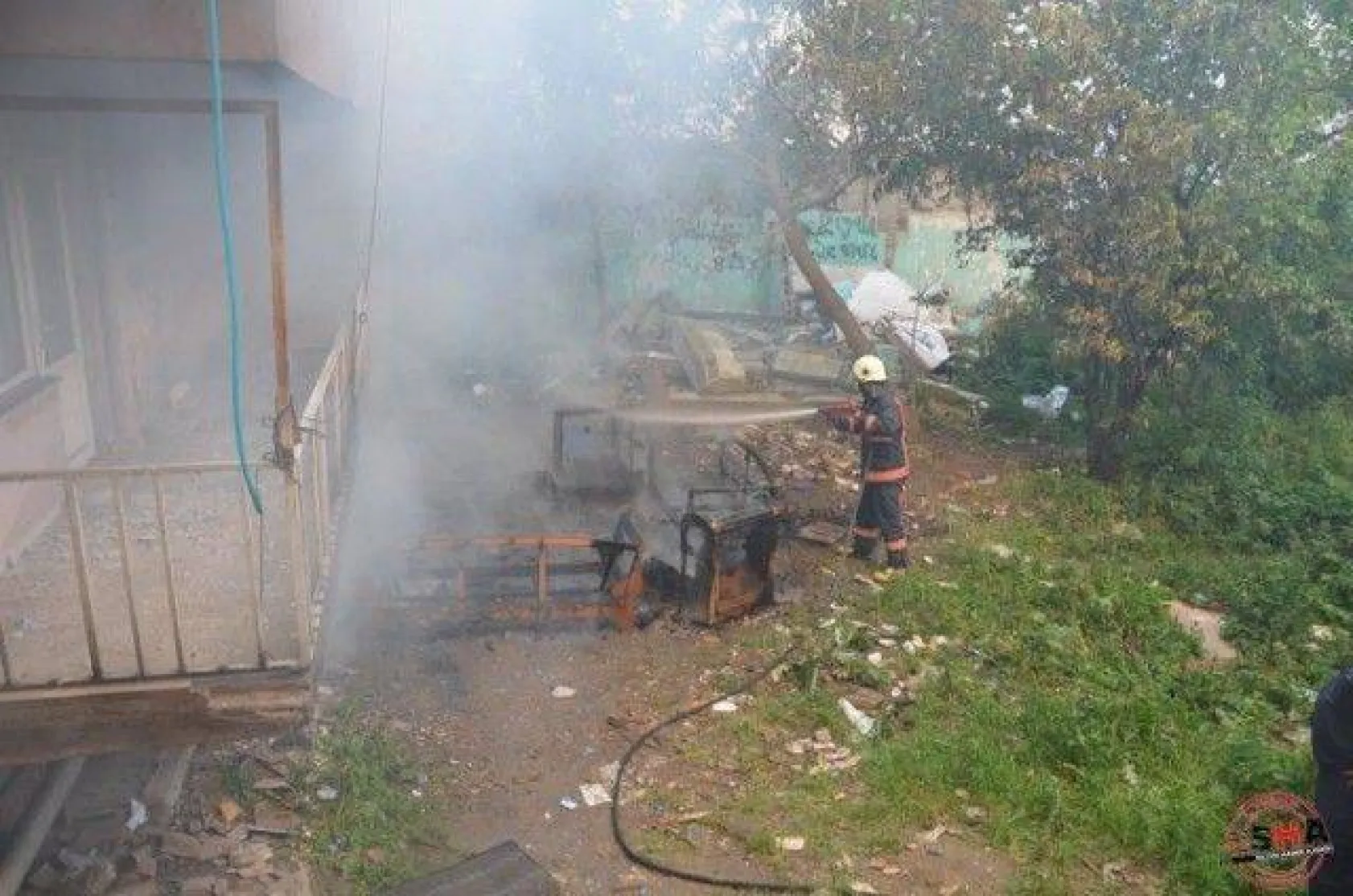 Yanan eski eşyalar sokak sakinlerini korkuttu