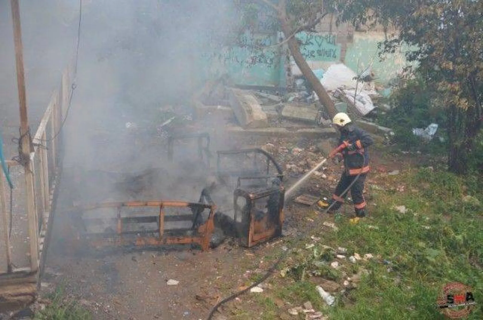 Yanan eski eşyalar sokak sakinlerini korkuttu