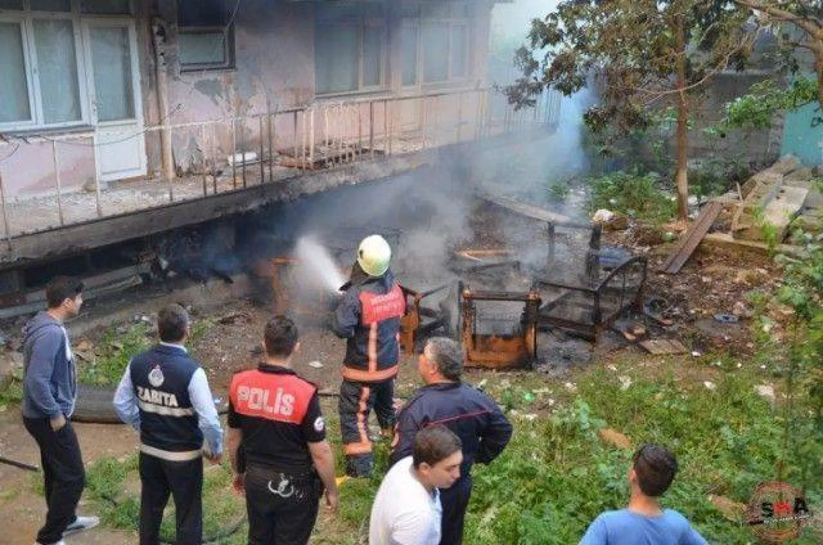 Yanan eski eşyalar sokak sakinlerini korkuttu