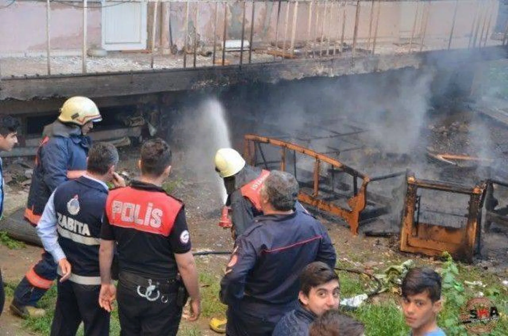 Yanan eski eşyalar sokak sakinlerini korkuttu