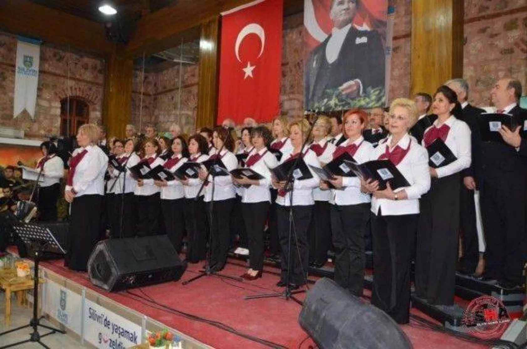 Türkü Türkü Çanakkale Büyüledi