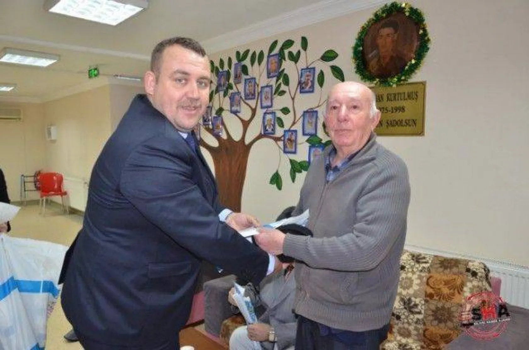 Uzun, huzurevini ziyaret etti