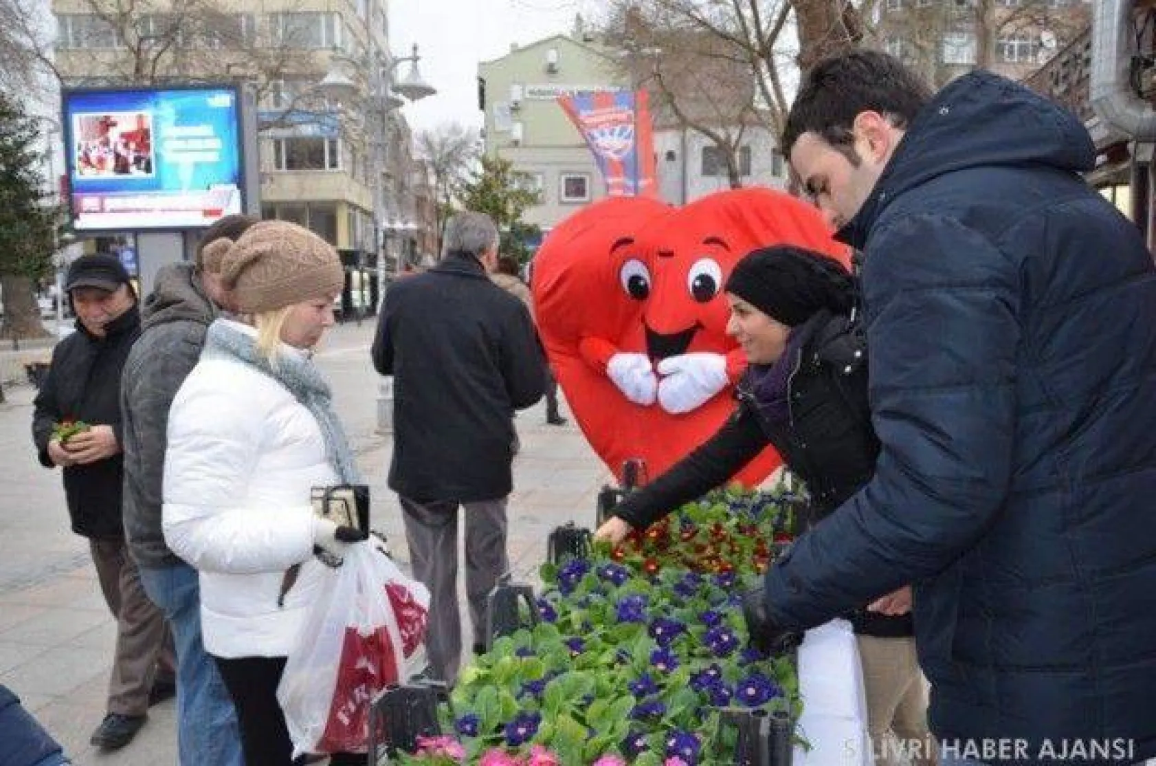 Silivri Belediyesi Sevgililer Günü'nde çiçek dağıttı