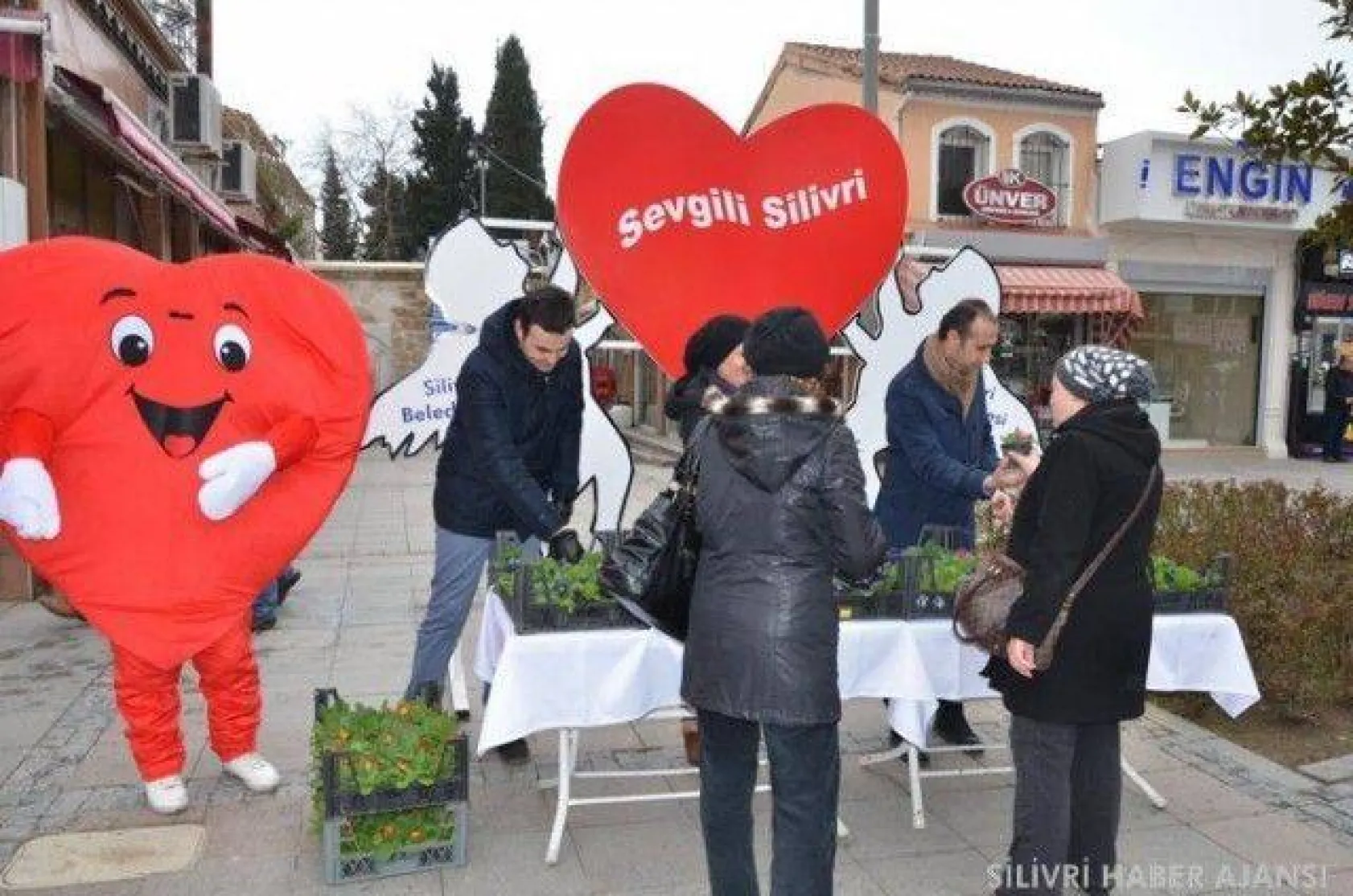 Silivri Belediyesi Sevgililer Günü'nde çiçek dağıttı