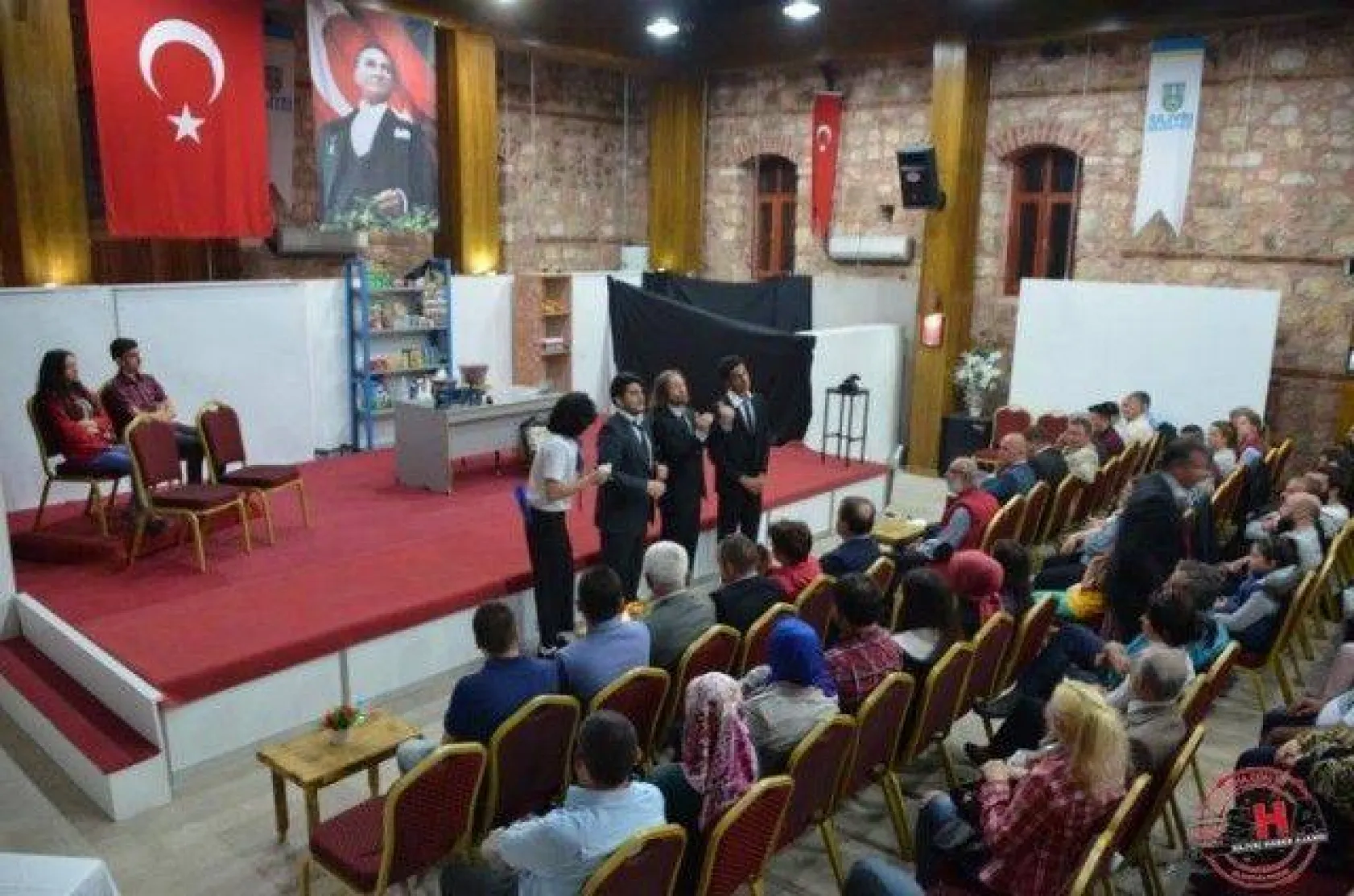 Kahraman Bakkal Süpermarkete Karşı Sahnelendi