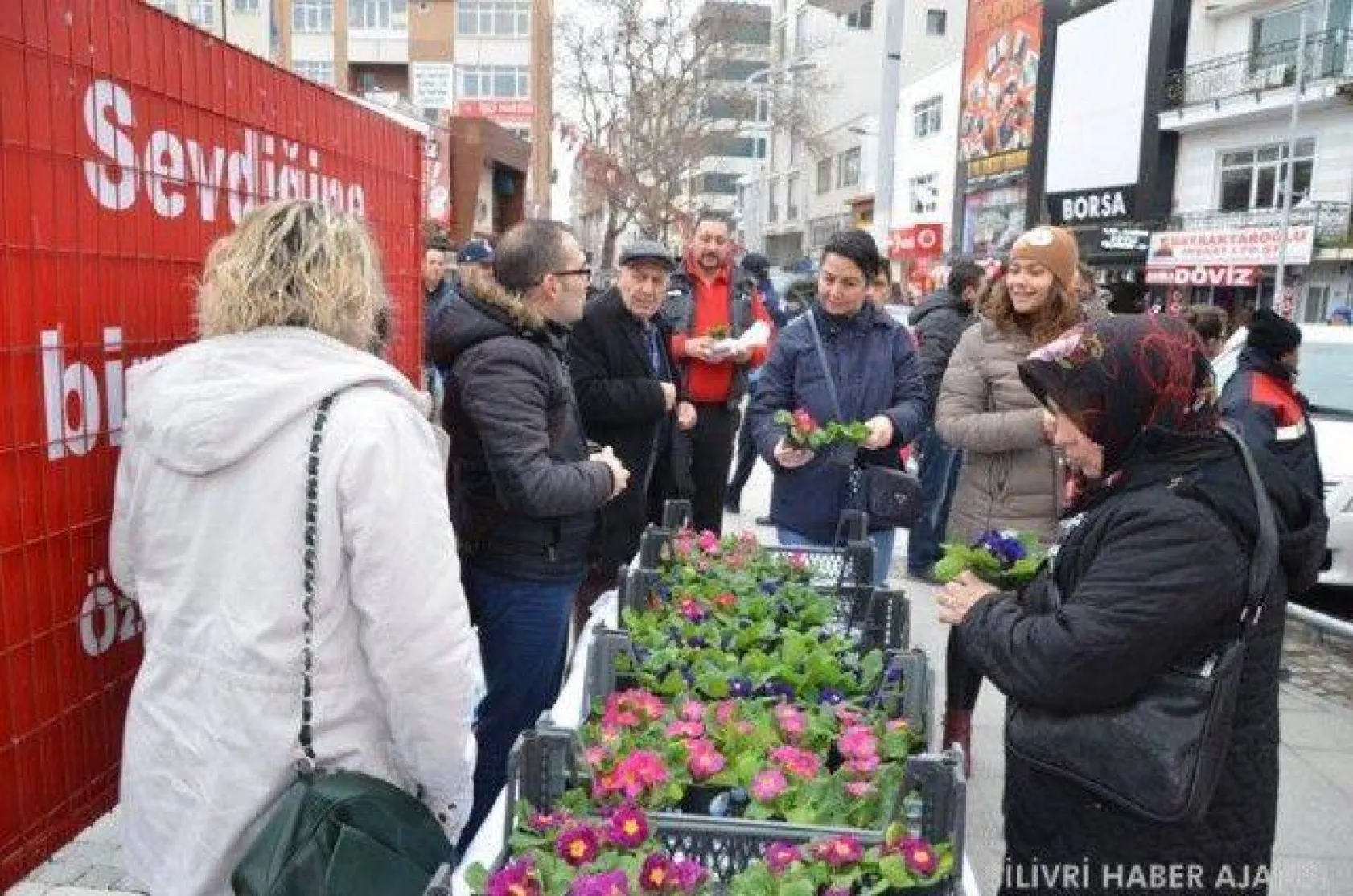Silivri Belediyesi Sevgililer Günü'nde çiçek dağıttı