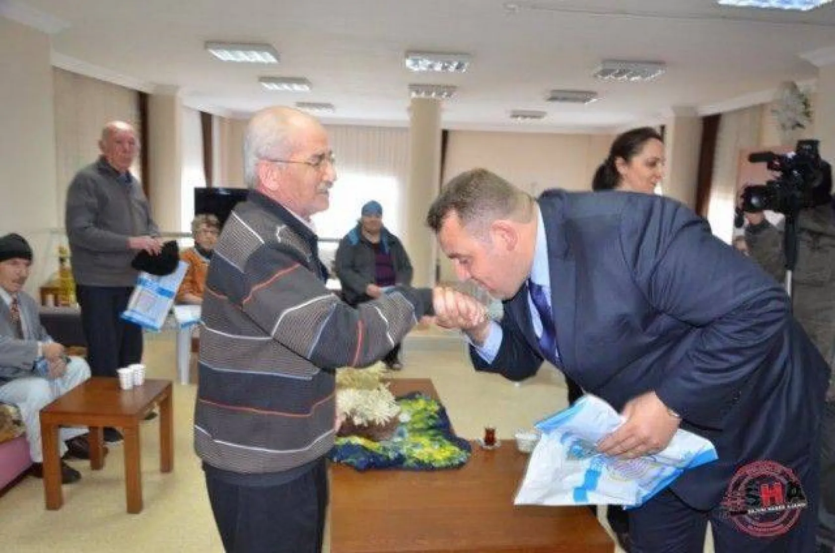 Uzun, huzurevini ziyaret etti