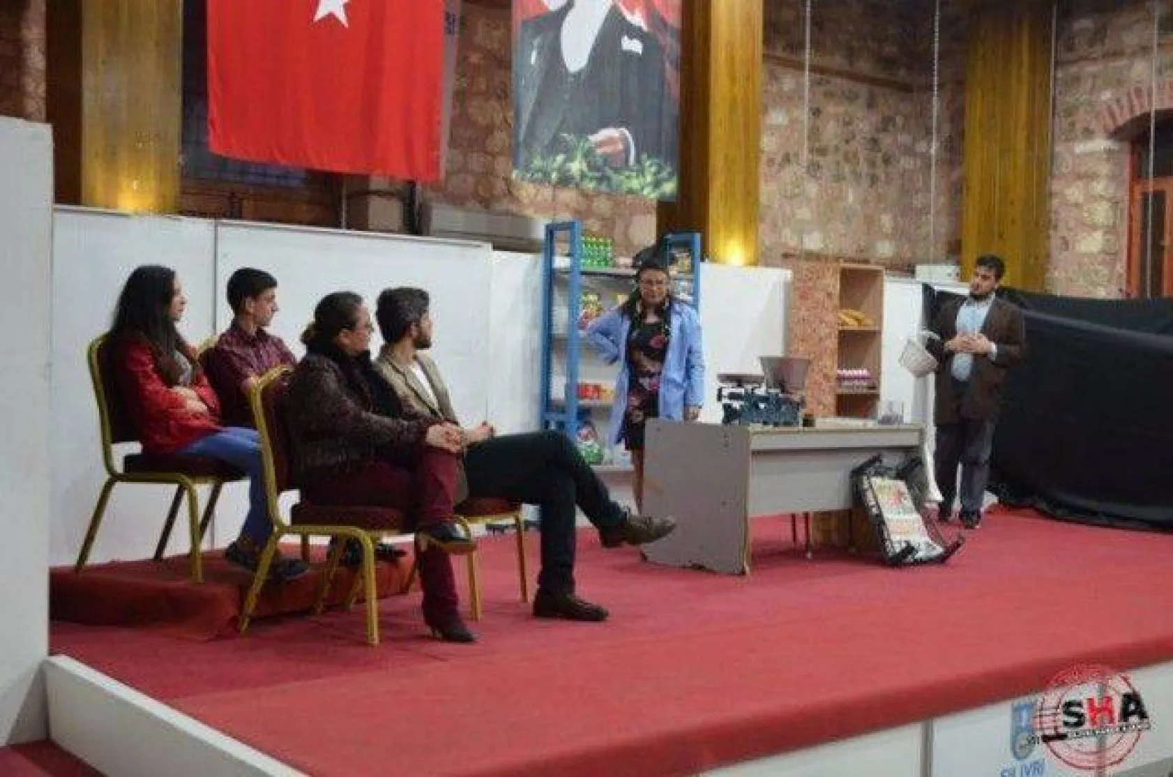 Kahraman Bakkal Süpermarkete Karşı Sahnelendi