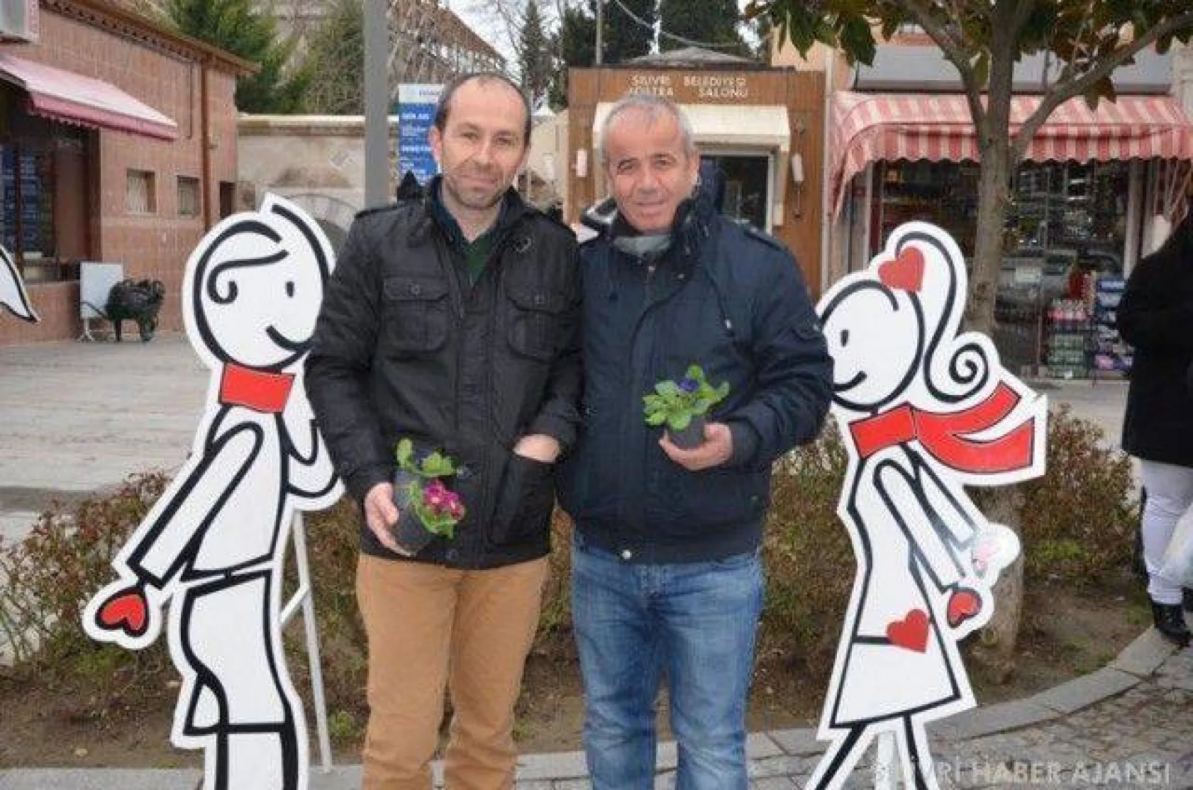 Silivri Belediyesi Sevgililer Günü'nde çiçek dağıttı