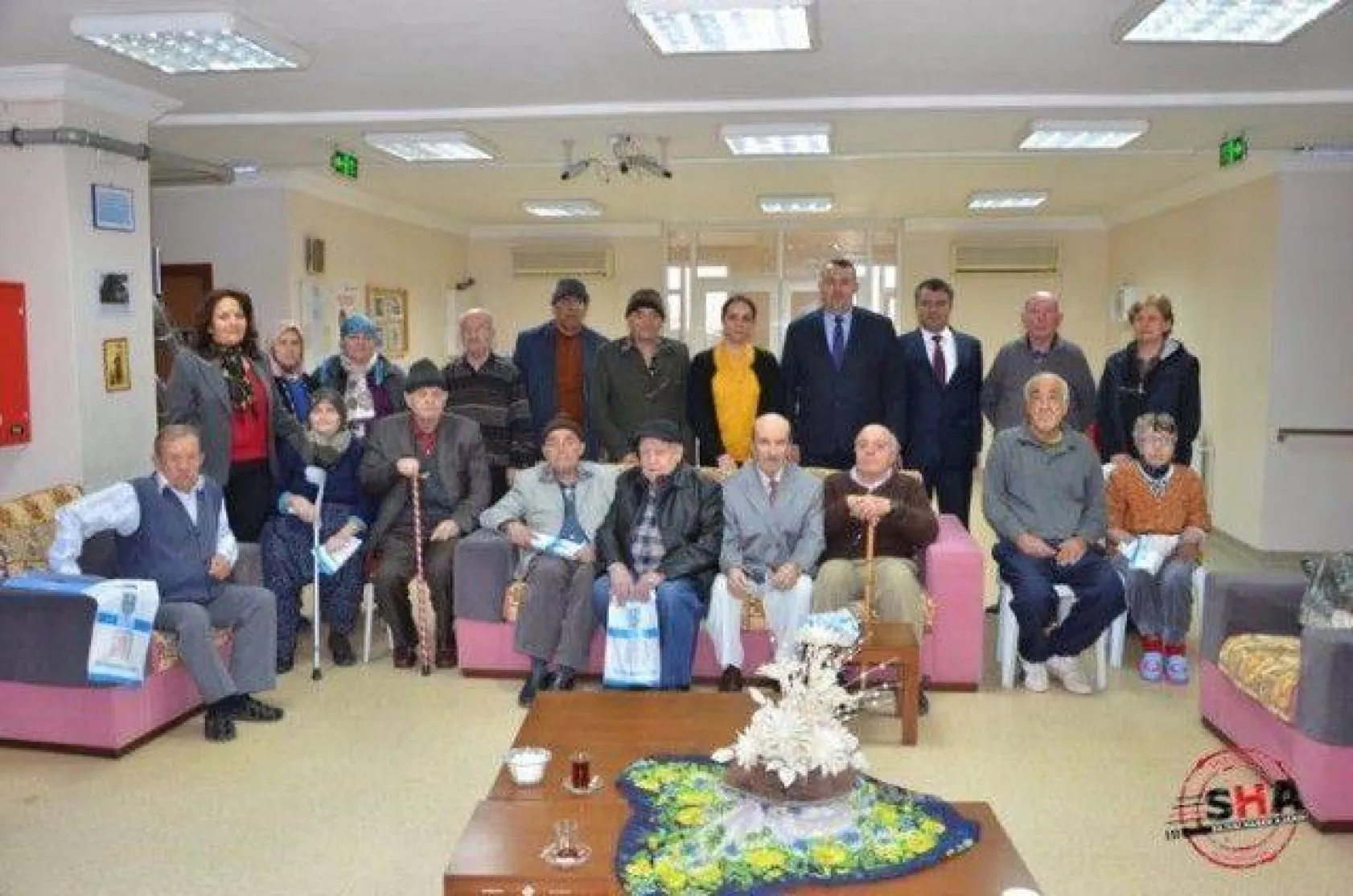 Uzun, huzurevini ziyaret etti