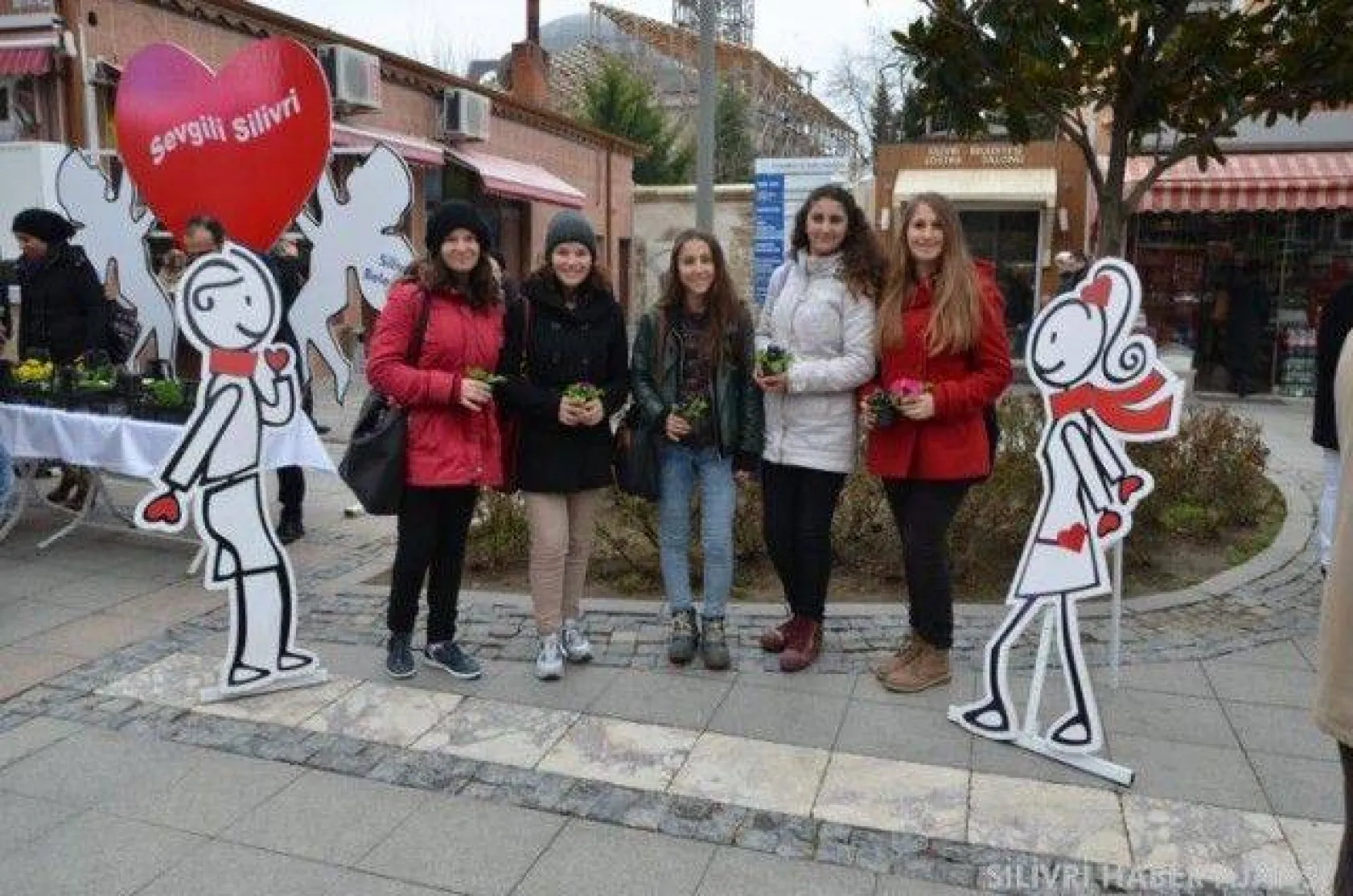 Silivri Belediyesi Sevgililer Günü'nde çiçek dağıttı