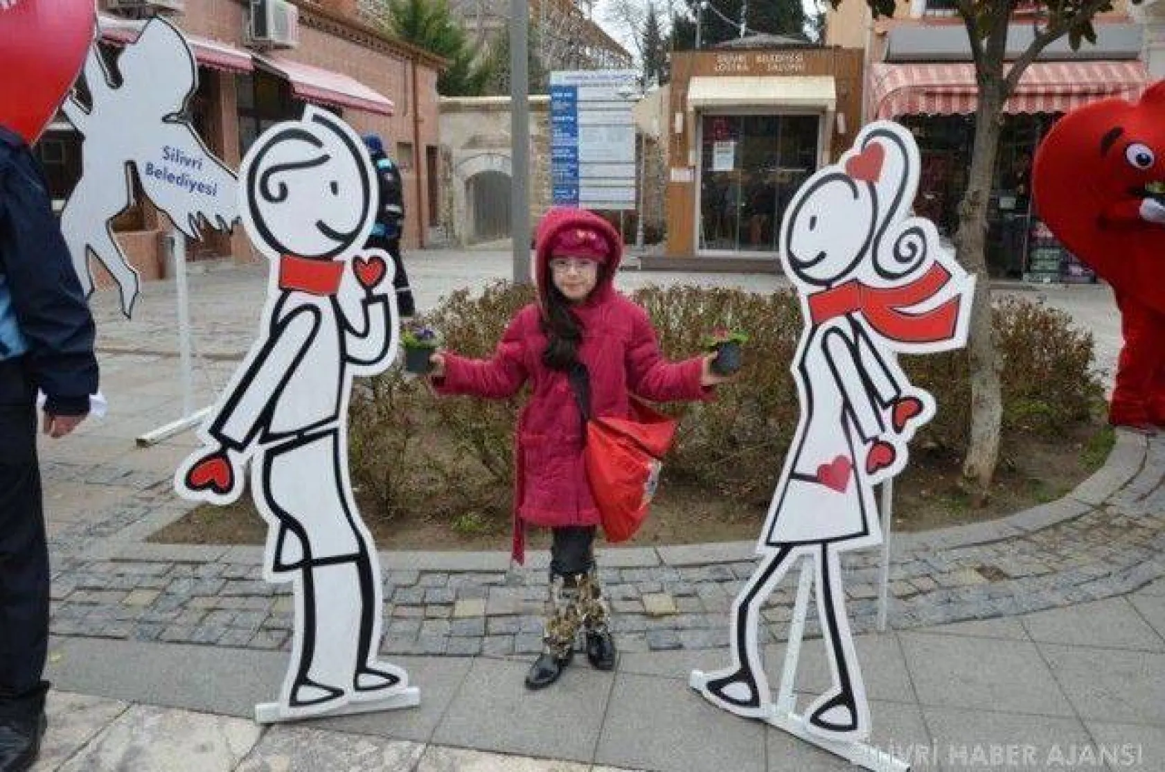 Silivri Belediyesi Sevgililer Günü'nde çiçek dağıttı