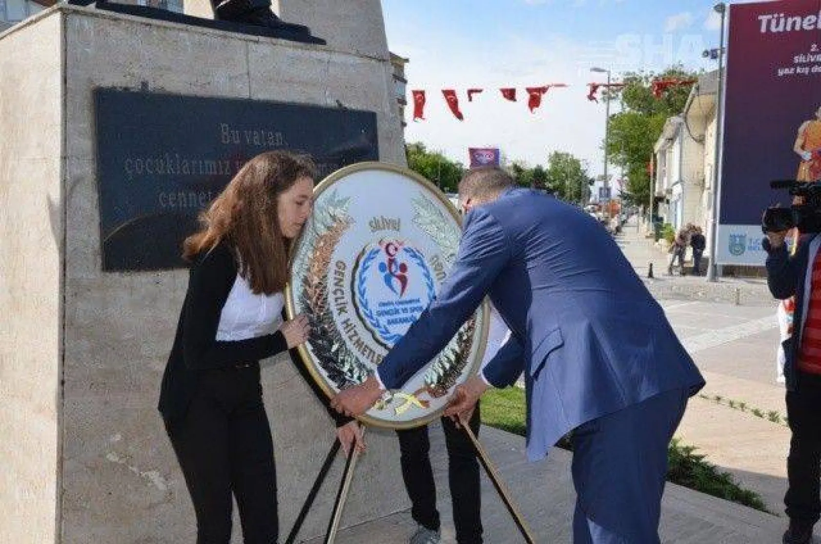 19 Mayıs törenleri çelenk sunumu ile başladı