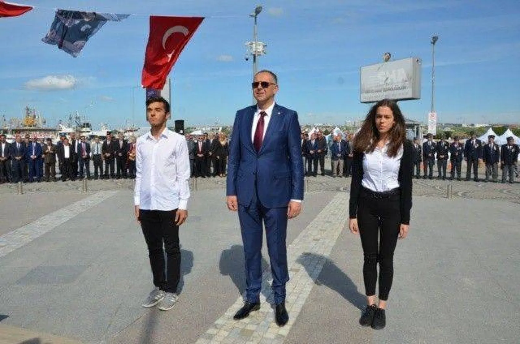 19 Mayıs törenleri çelenk sunumu ile başladı