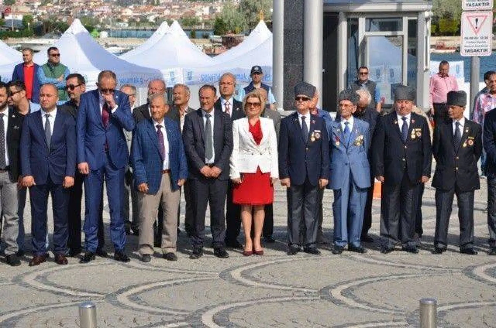 19 Mayıs törenleri çelenk sunumu ile başladı