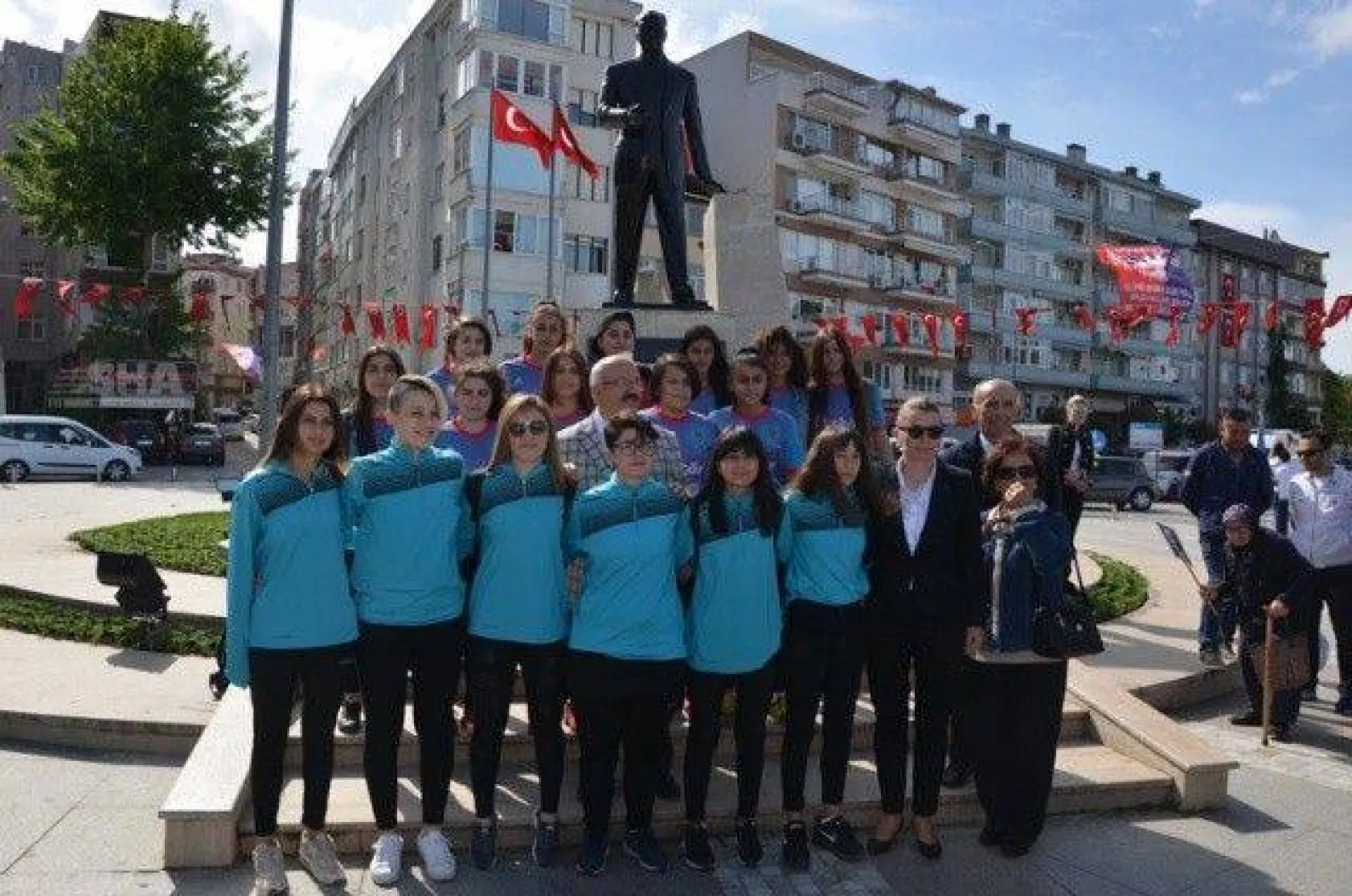 19 Mayıs törenleri çelenk sunumu ile başladı