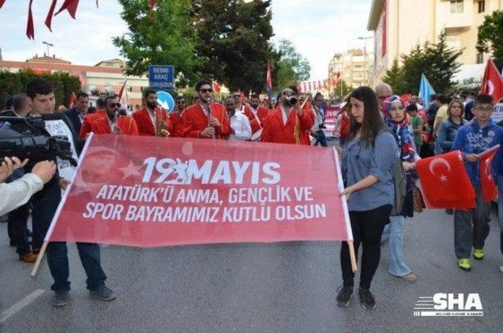 19 Mayıs coşkusu Fener alayı ile devam ediyor