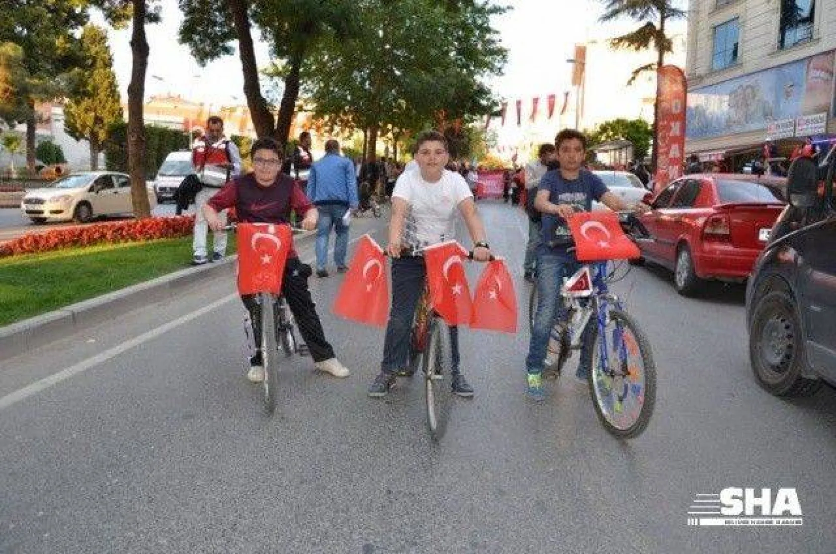 19 Mayıs coşkusu Fener alayı ile devam ediyor