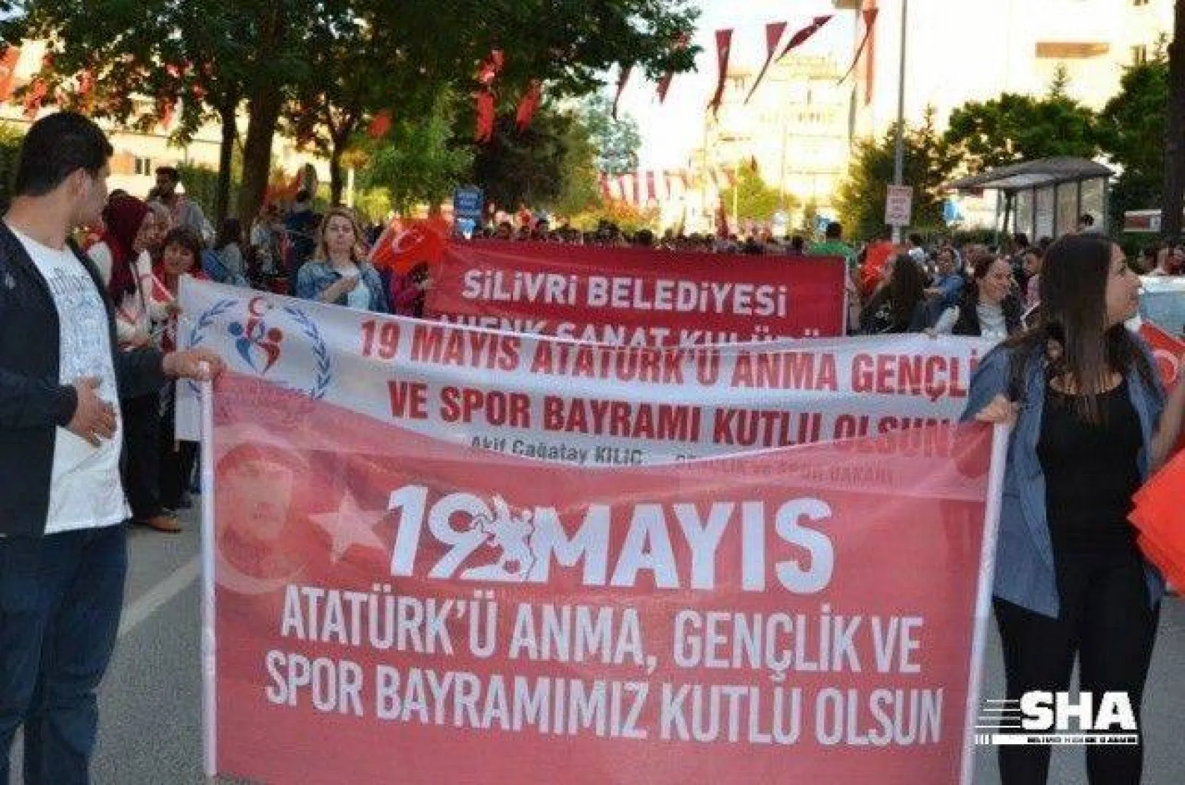 19 Mayıs coşkusu Fener alayı ile devam ediyor