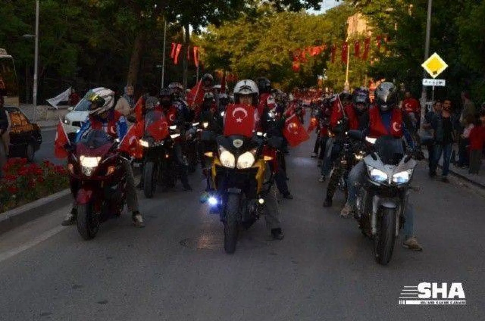 19 Mayıs coşkusu Fener alayı ile devam ediyor