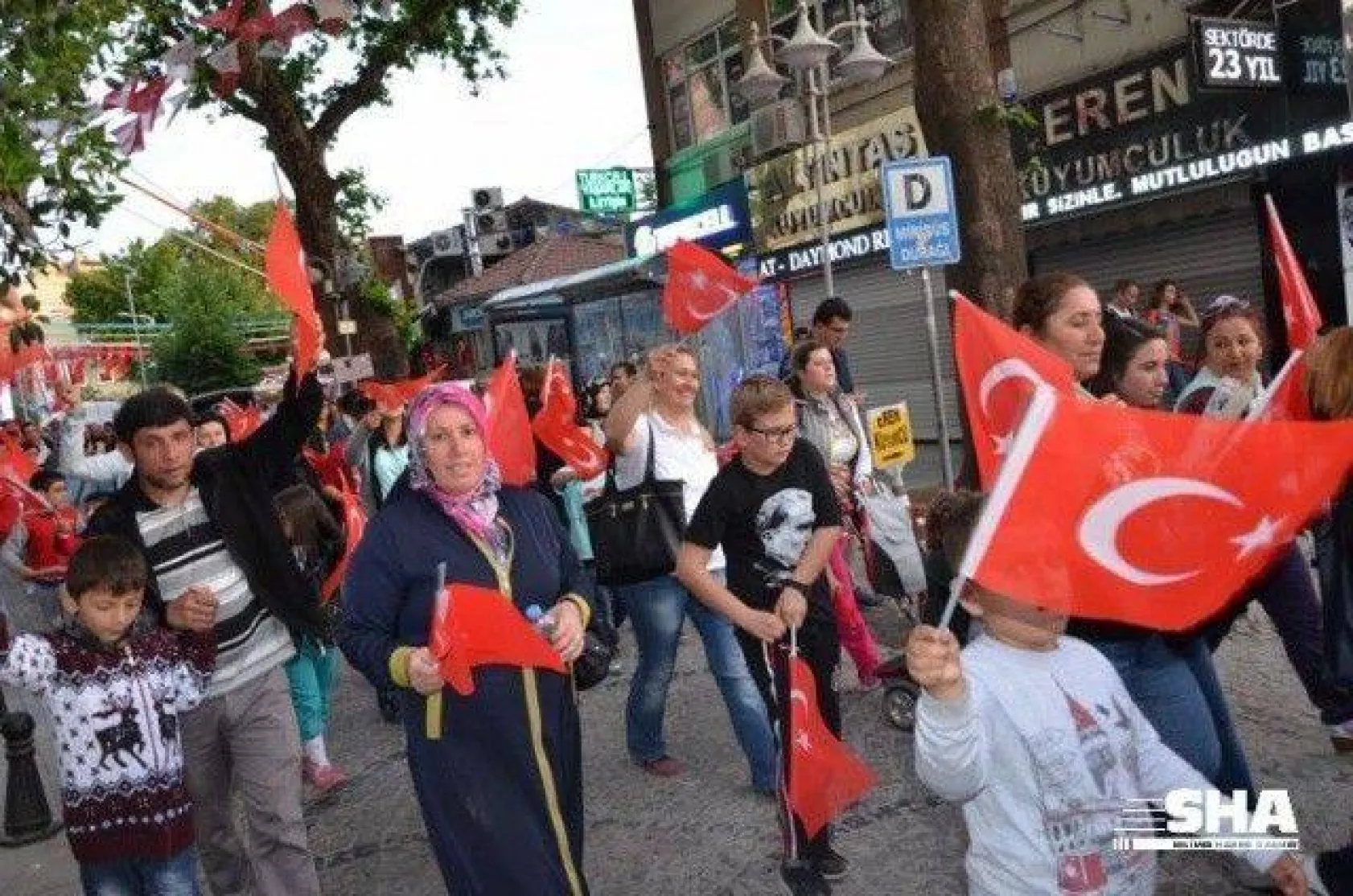 19 Mayıs coşkusu Fener alayı ile devam ediyor
