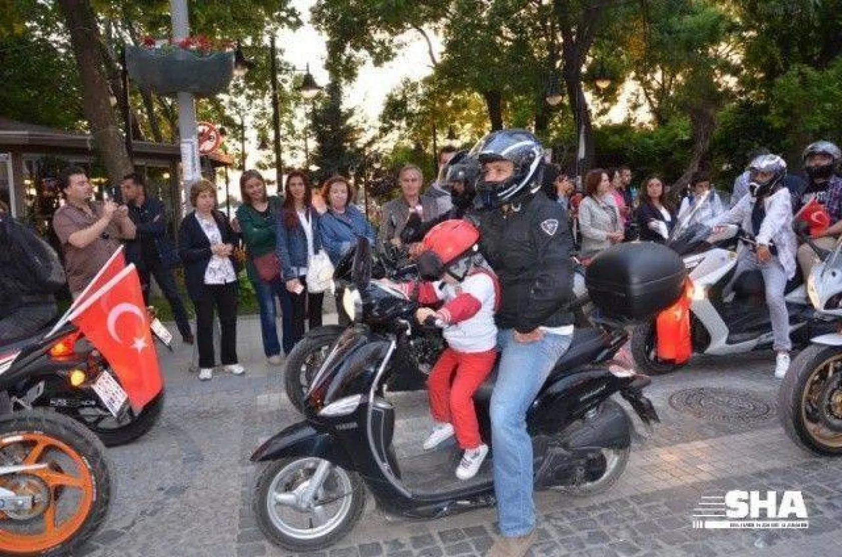 19 Mayıs coşkusu Fener alayı ile devam ediyor