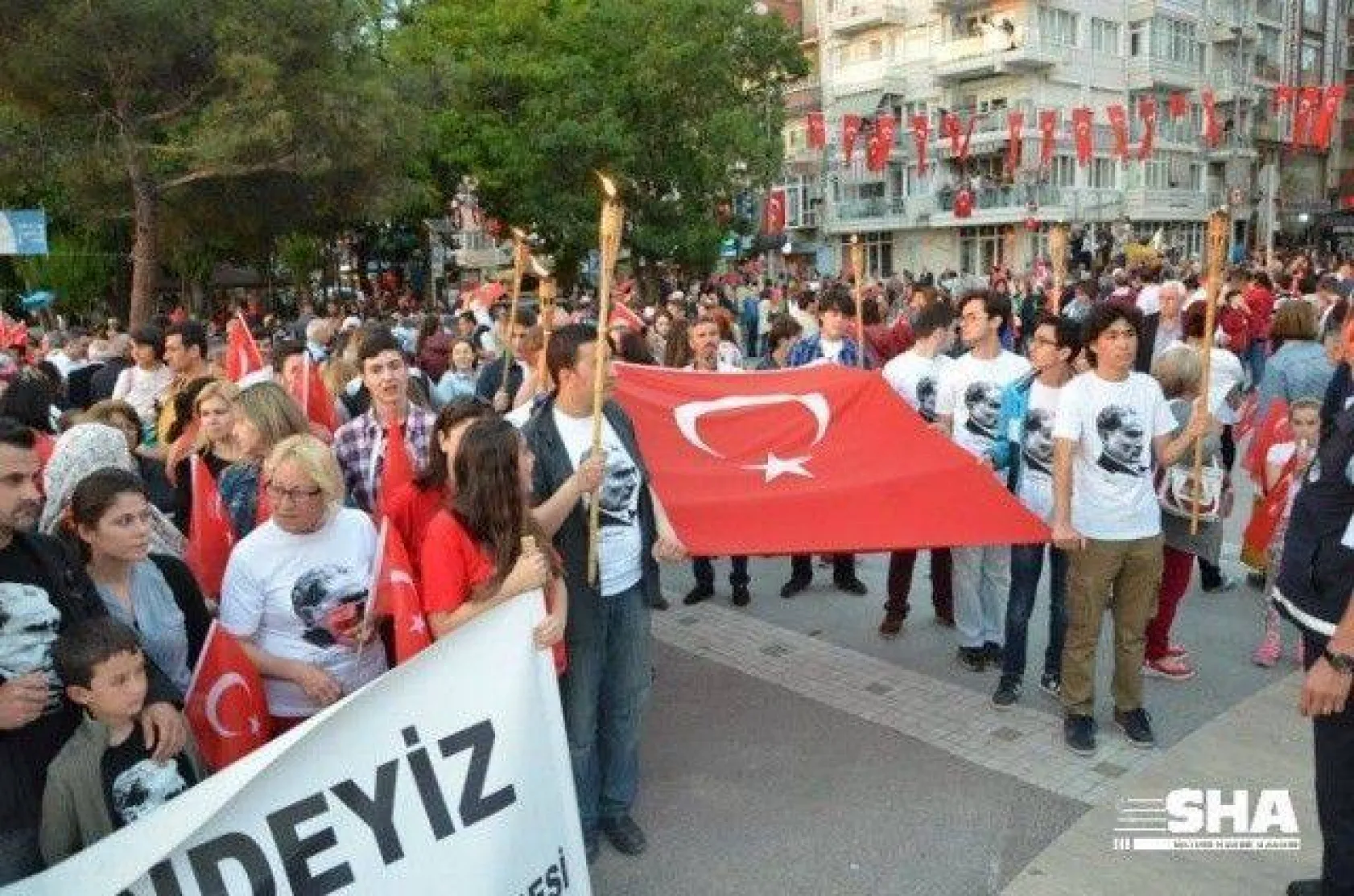 19 Mayıs coşkusu Fener alayı ile devam ediyor