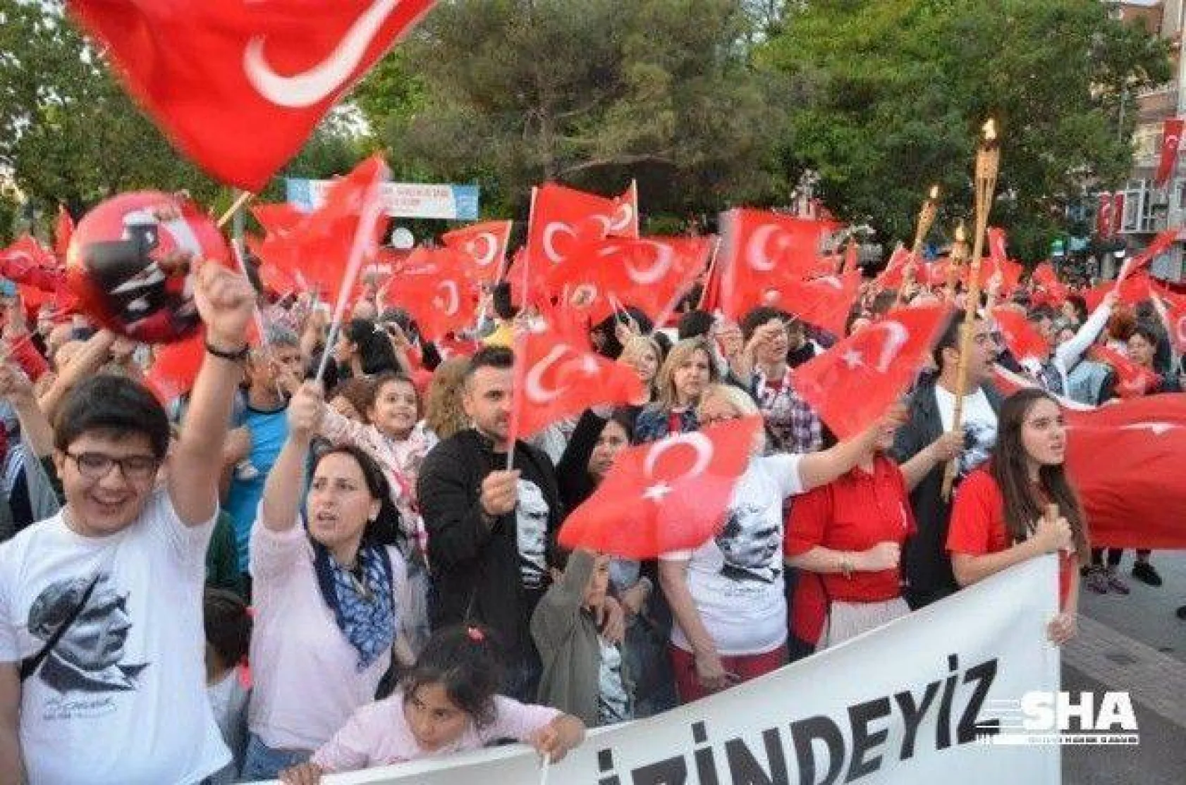 19 Mayıs coşkusu Fener alayı ile devam ediyor