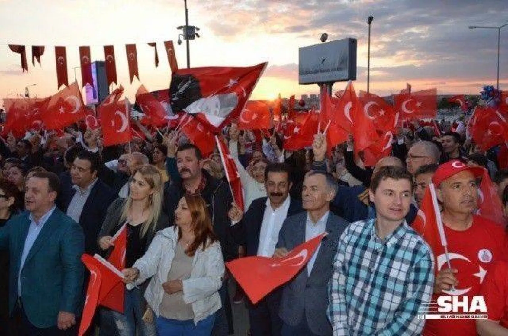 19 Mayıs coşkusu Fener alayı ile devam ediyor