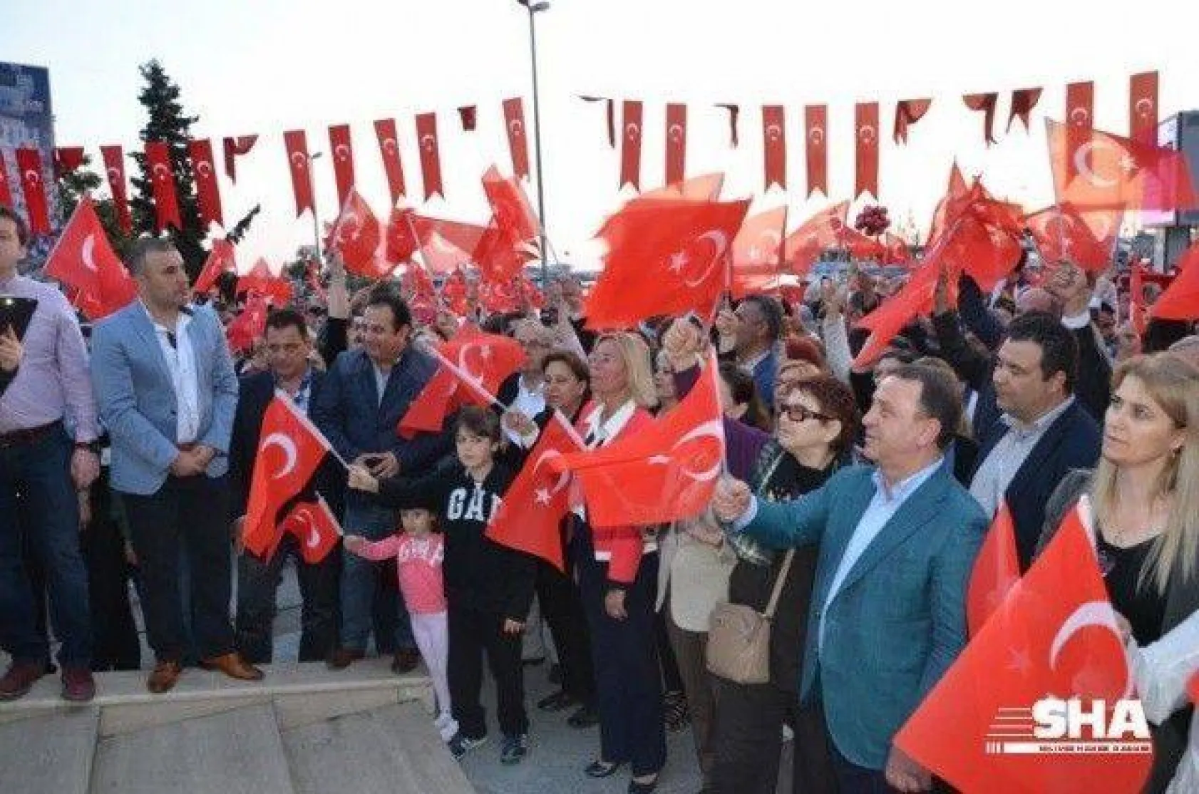 19 Mayıs coşkusu Fener alayı ile devam ediyor