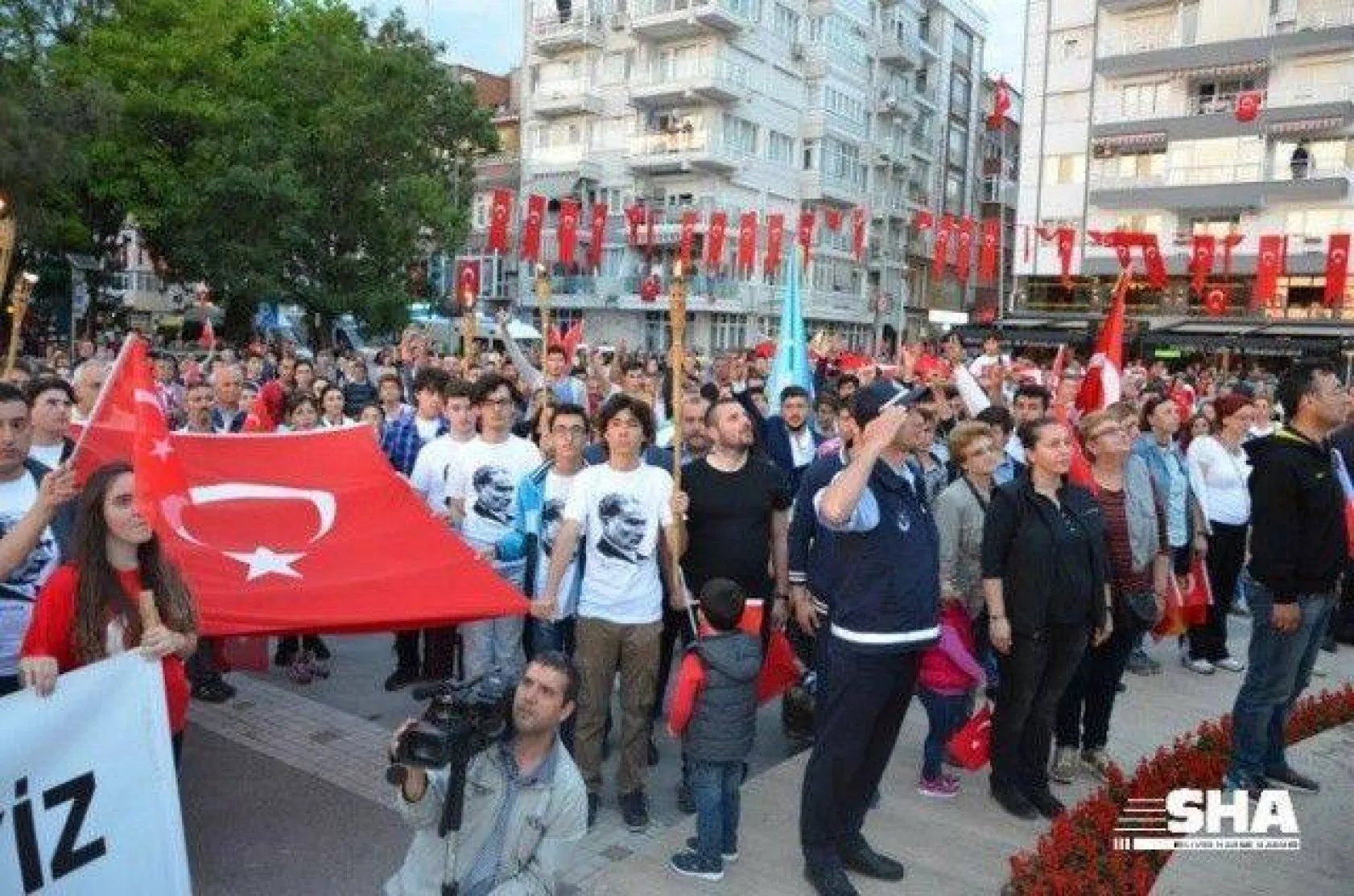 19 Mayıs coşkusu Fener alayı ile devam ediyor