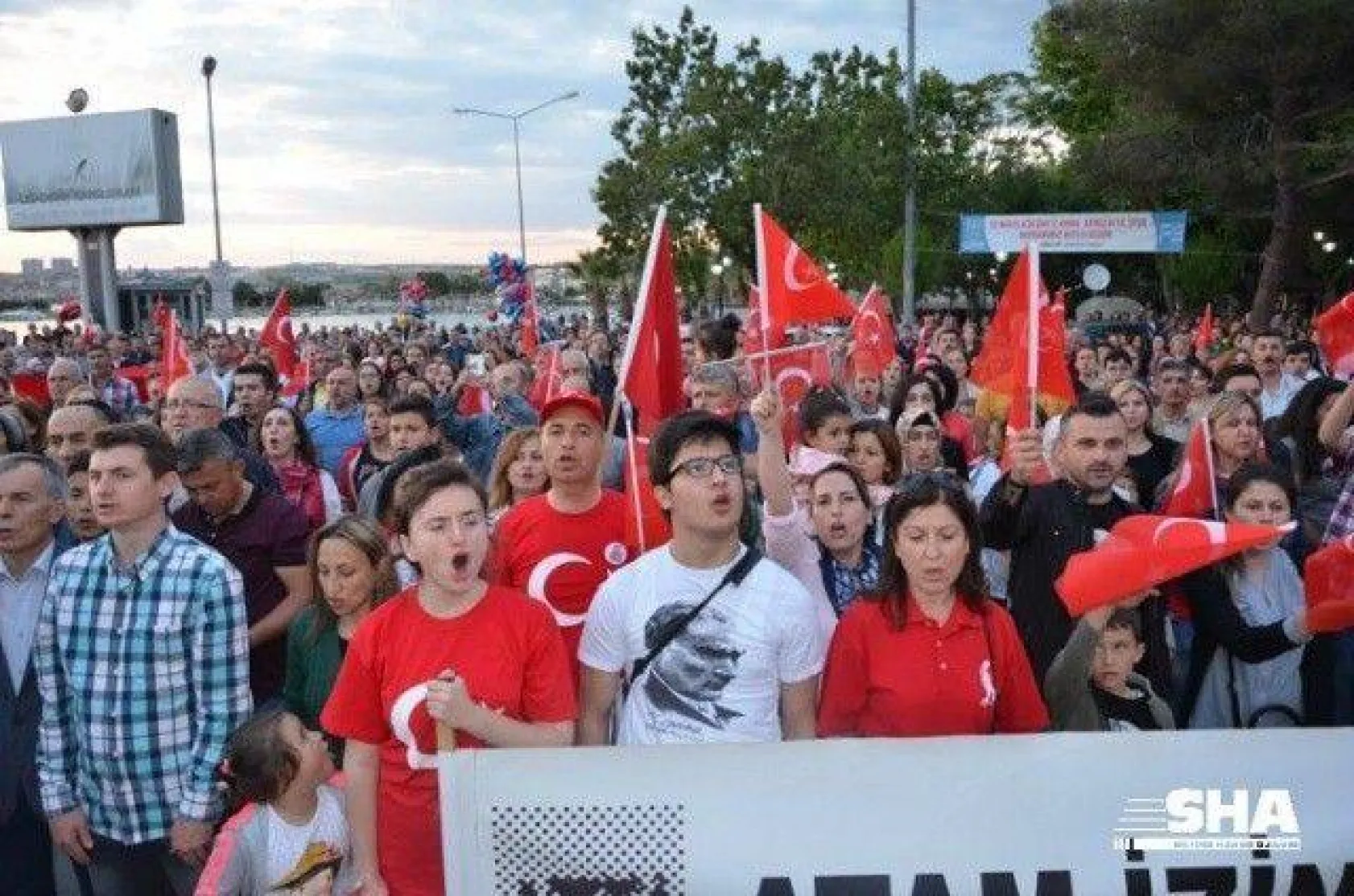 19 Mayıs coşkusu Fener alayı ile devam ediyor