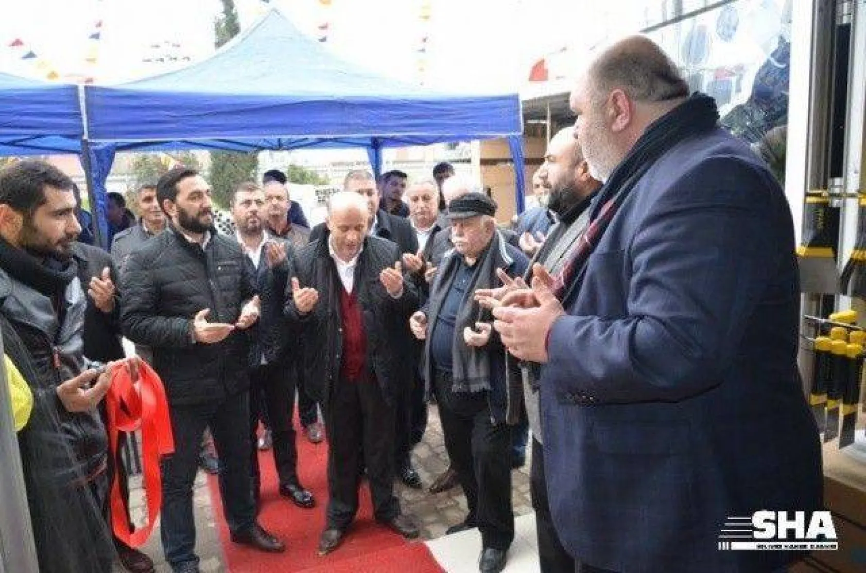 Hanedan, dualarla açıldı