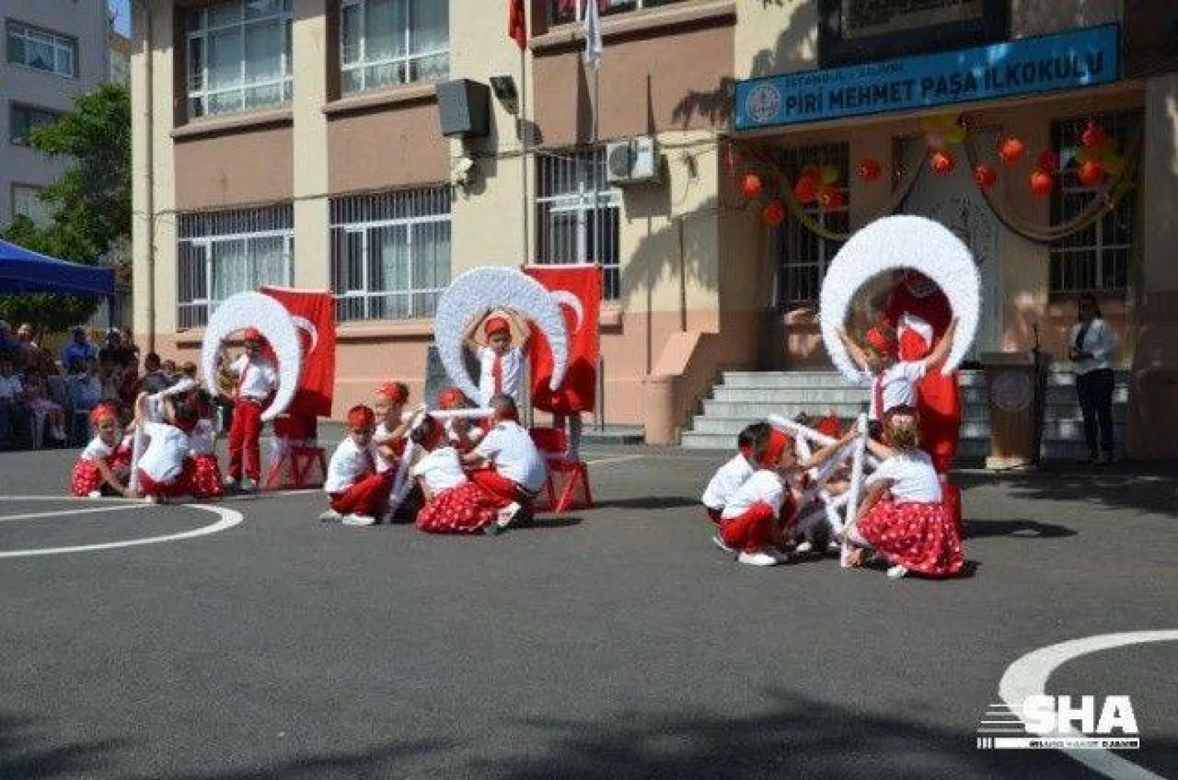 Yaklaşık 27 bin öğrenci bugün karne aldı