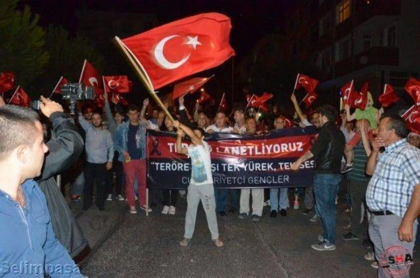 Silivri tek yürek oldu teröre lanet yağdırdı