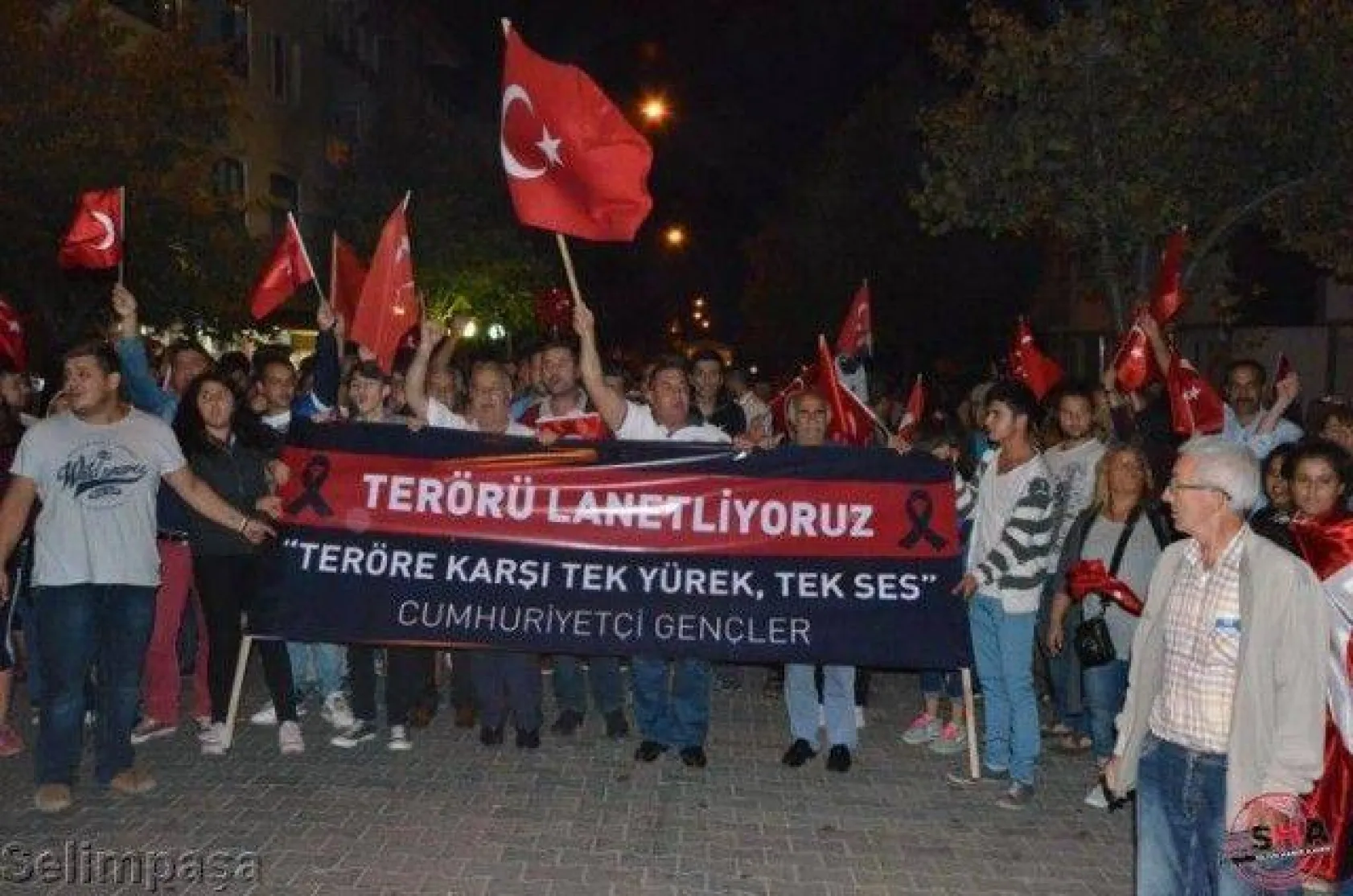 Silivri tek yürek oldu teröre lanet yağdırdı