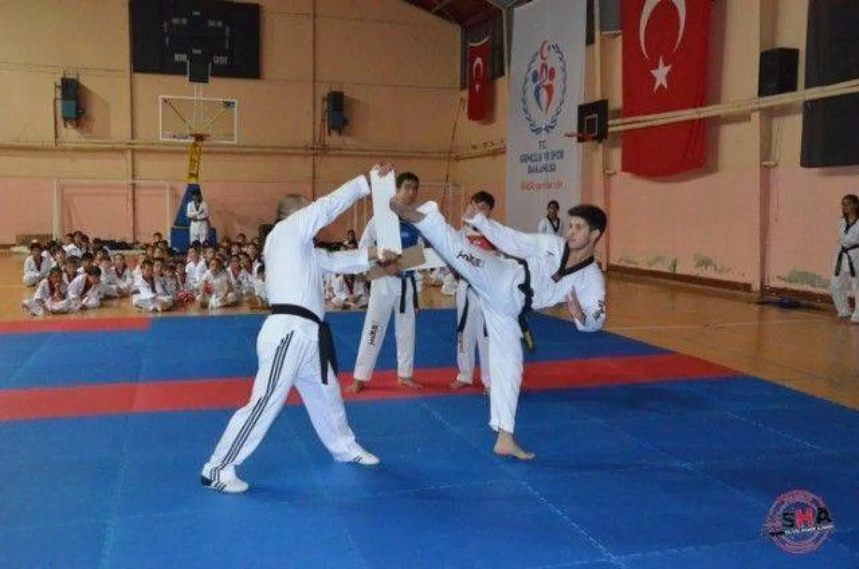 150 Sporcu yeni kuşaklarını bağladı