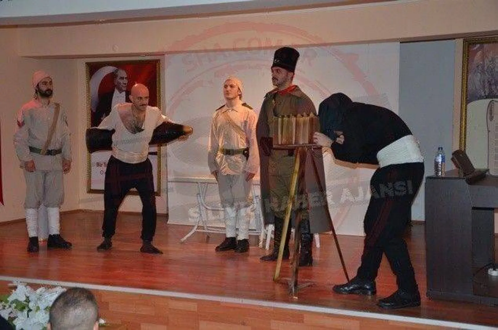 Solmaz, öğrencilere tiyatroyu anlattı