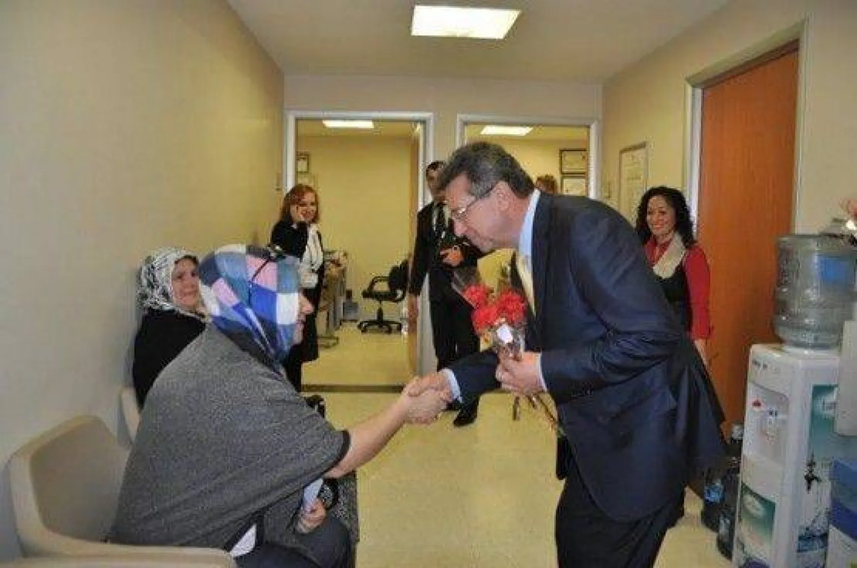 Tahir Sert Tıp Bayramını Karanfillerle Kutladı