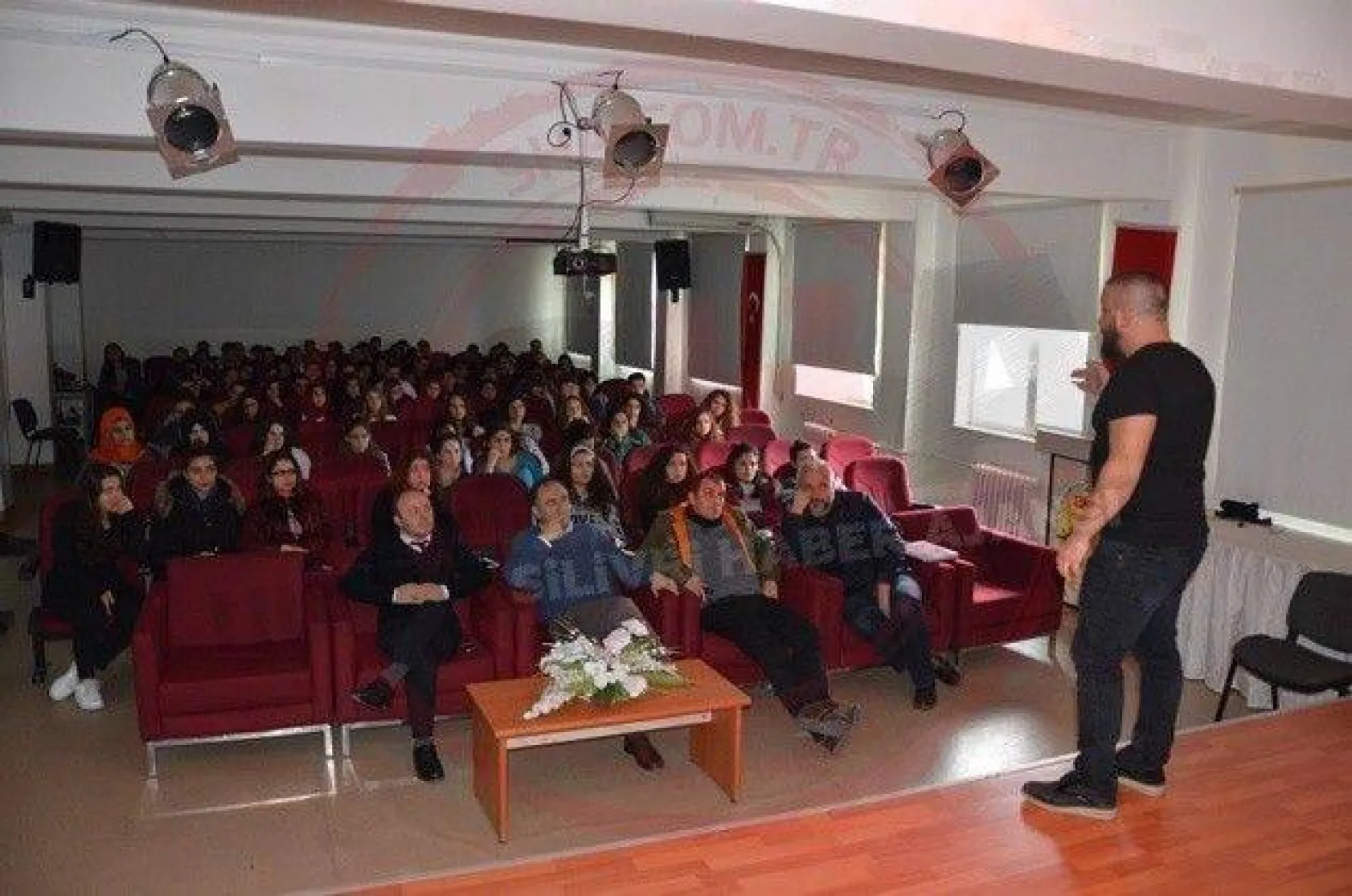 Solmaz, öğrencilere tiyatroyu anlattı