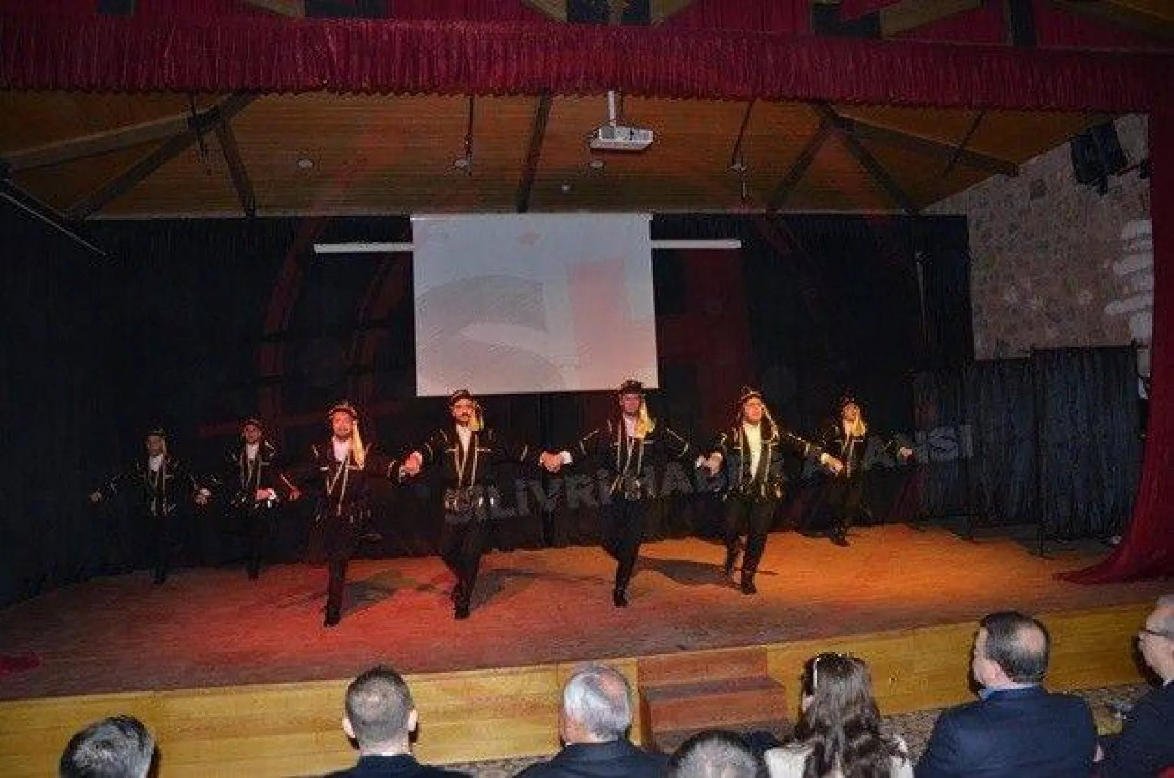 Gönüllerde Ahenk'in İZ'i var