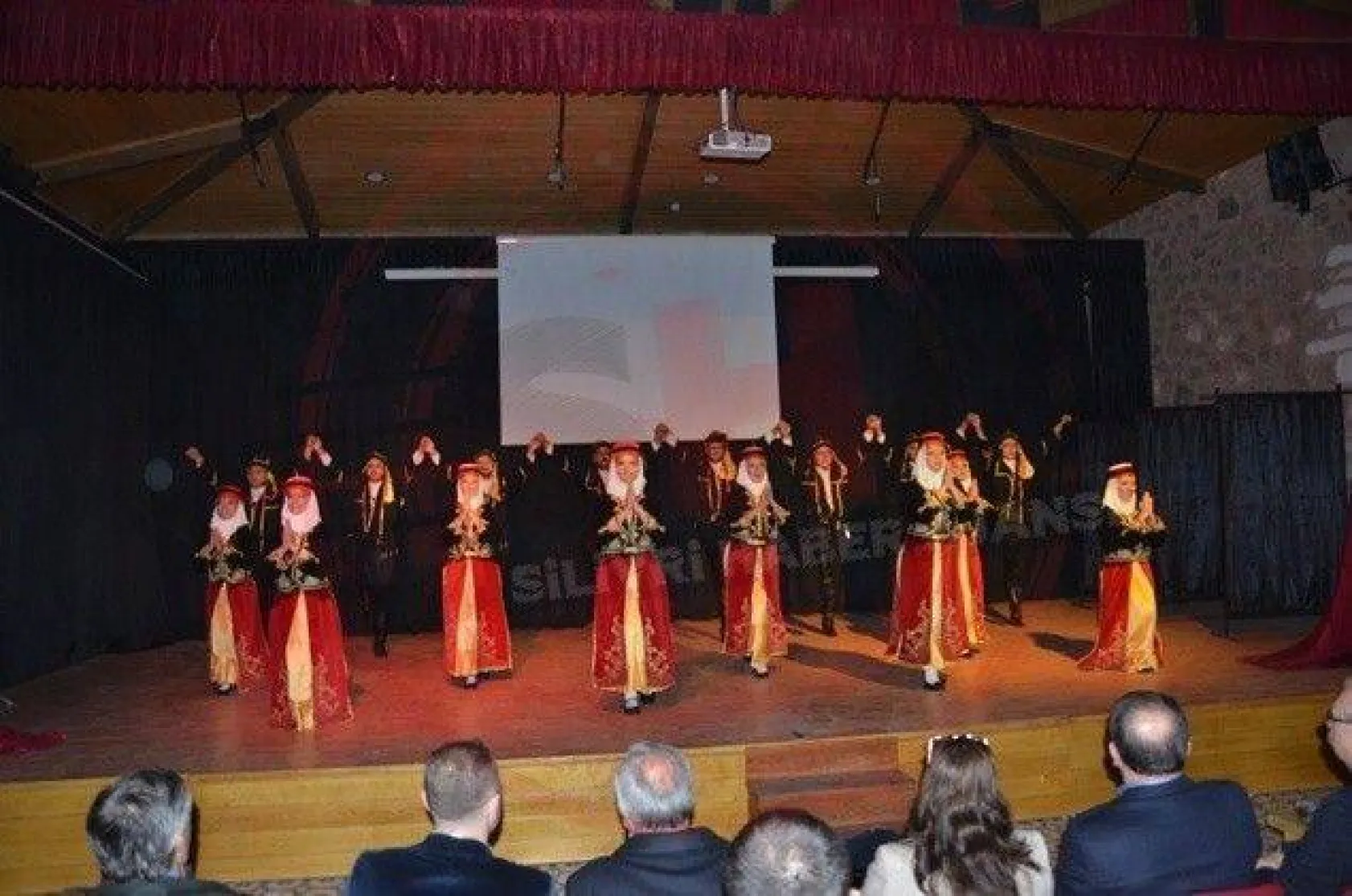 Gönüllerde Ahenk'in İZ'i var