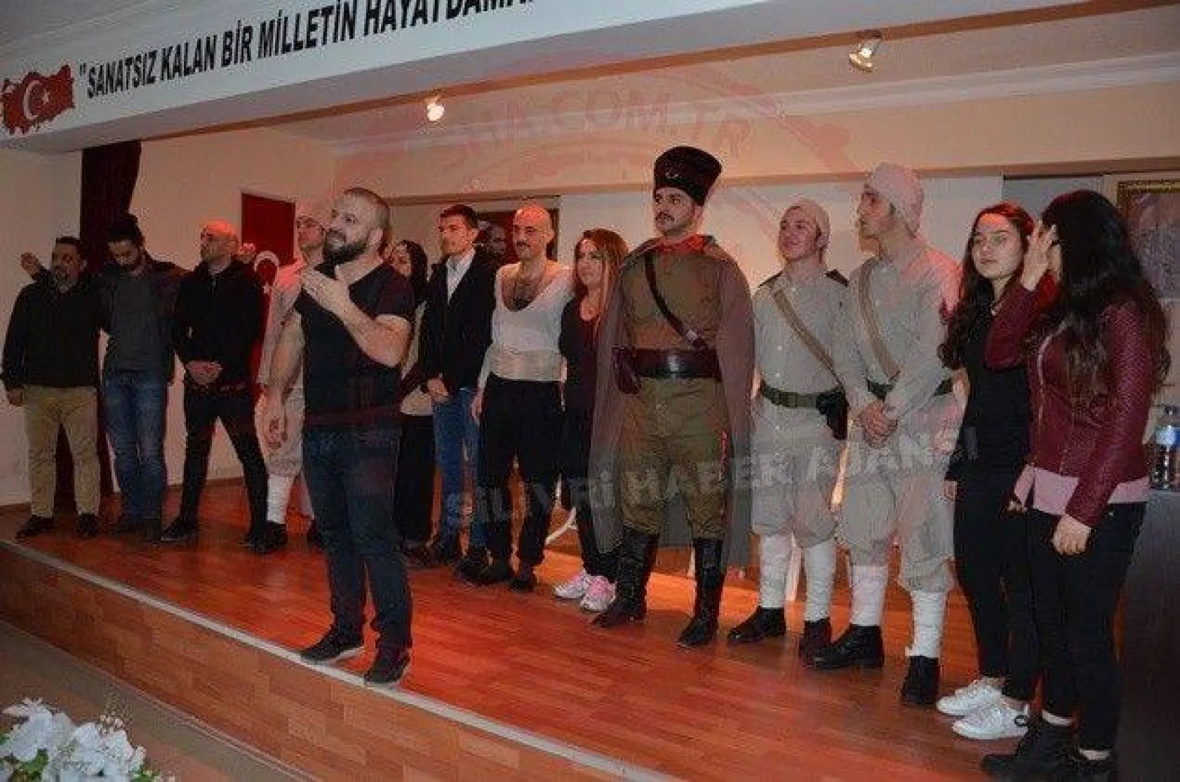 Solmaz, öğrencilere tiyatroyu anlattı