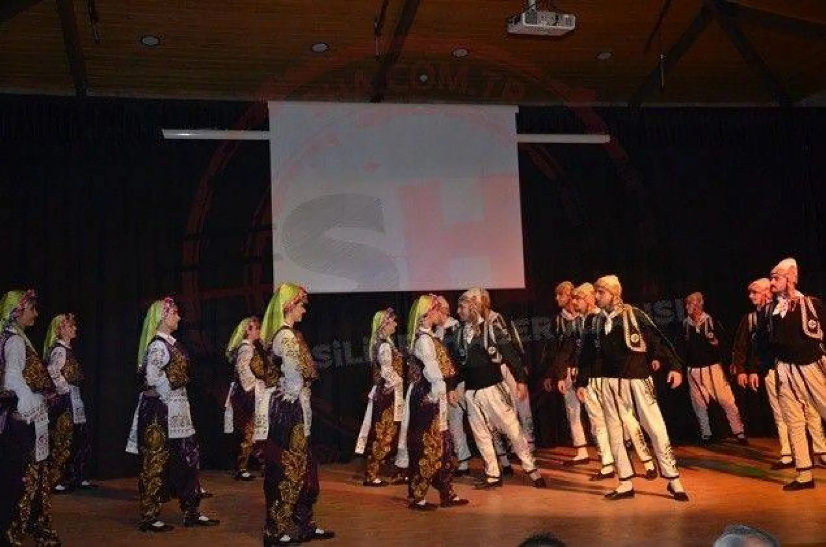 Gönüllerde Ahenk'in İZ'i var