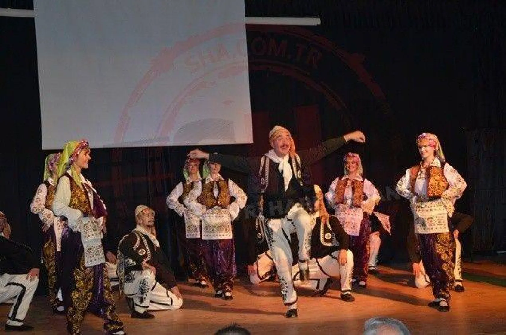 Gönüllerde Ahenk'in İZ'i var