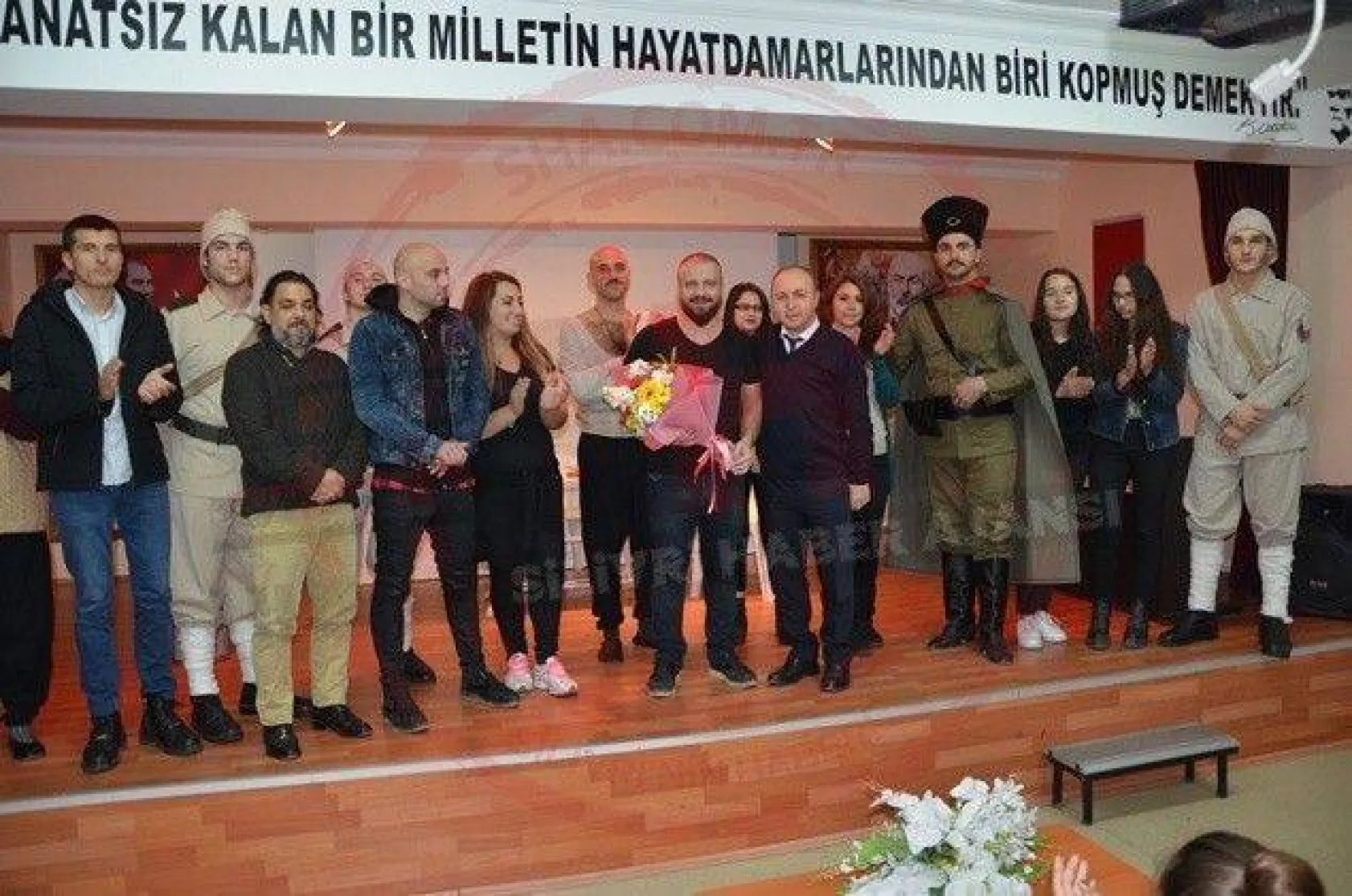 Solmaz, öğrencilere tiyatroyu anlattı