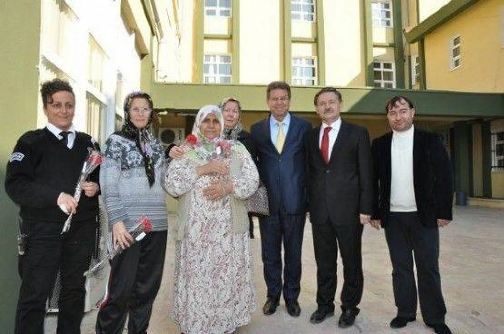 Tahir Sert Tıp Bayramını Karanfillerle Kutladı