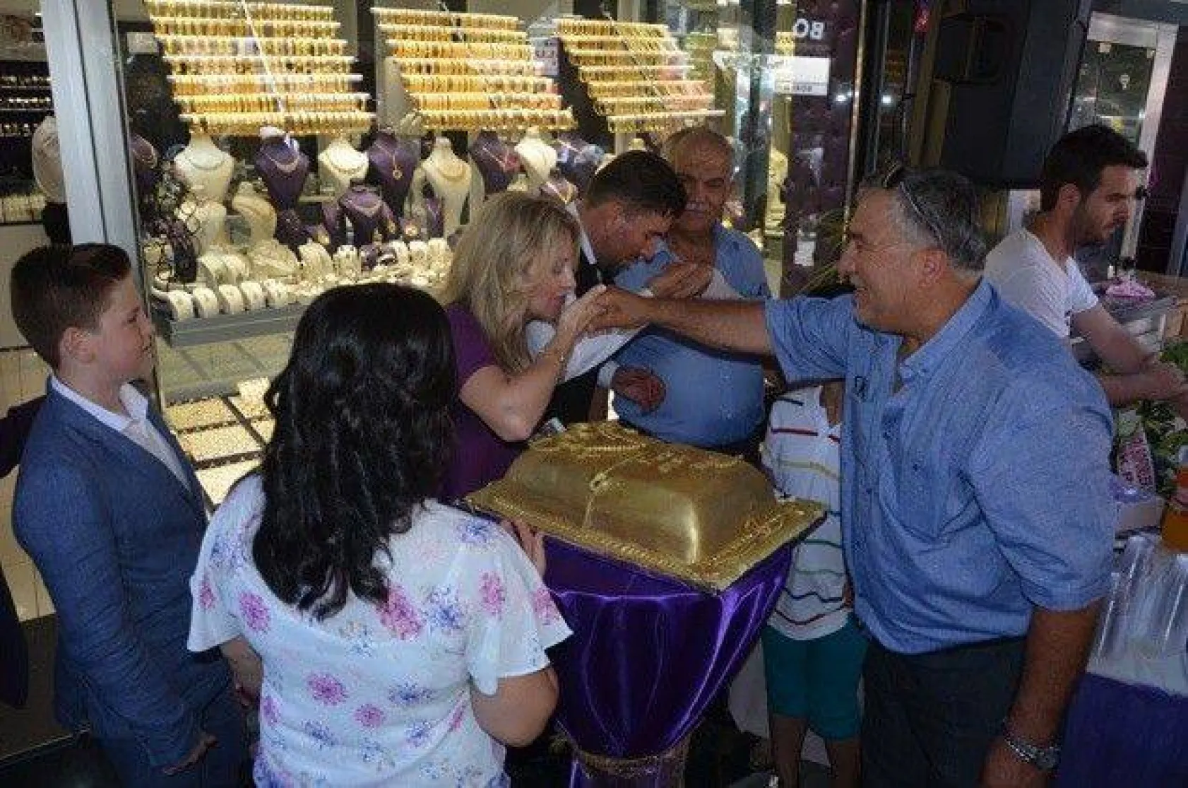 Altın almak için sıraya girdiler